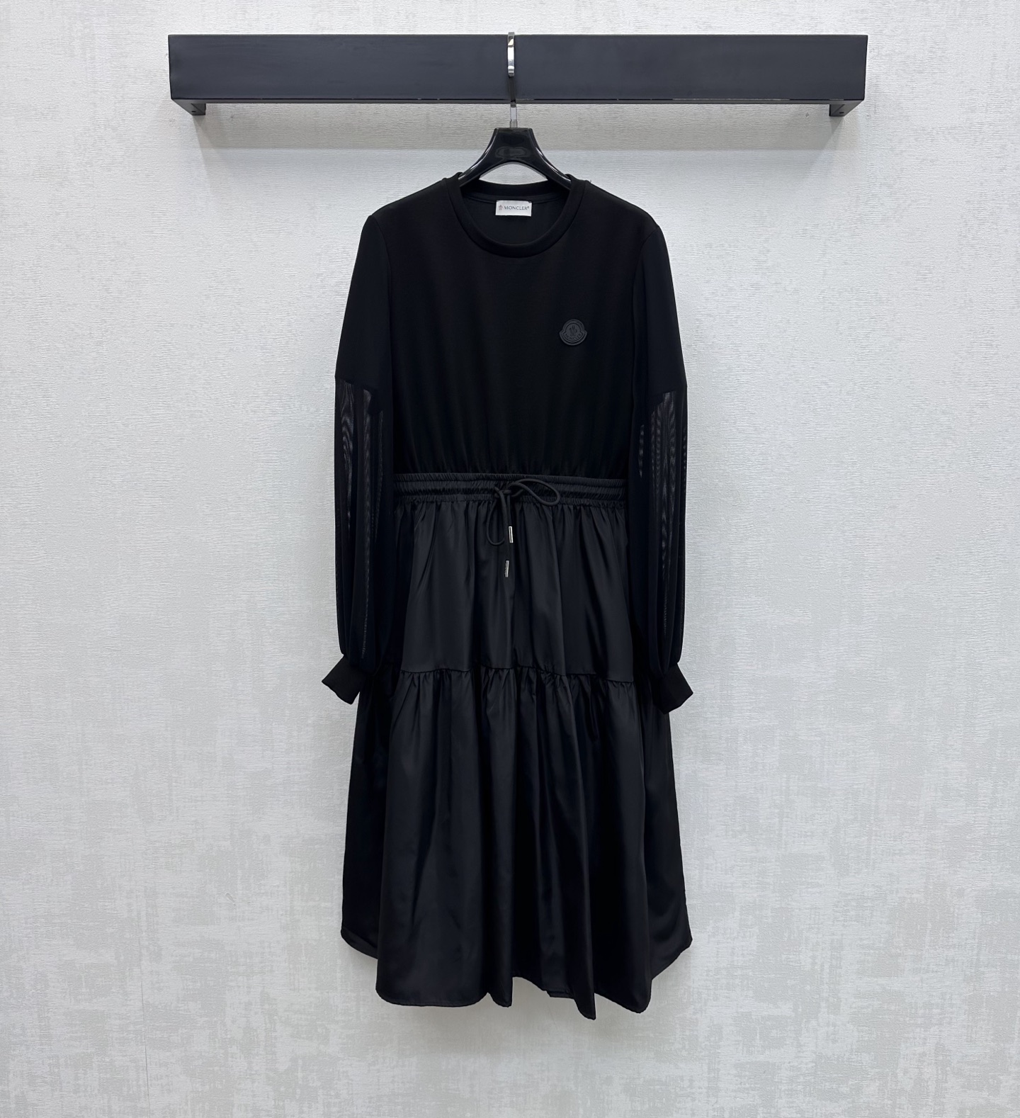 NO:752690,Moncle*2026 new products are on the shelves. The spliced ​​fake two-piece dress is made of custom-made YB imported twill cotton. Breathable and comfortable, full of texture. The nylon spliced ​​layered pleated skirt design is used. It is matched with mesh fake two-piece sleeves to add layering to the look. The chest is decorated with iconic letter badges to highlight the brand tone. Surface accessories development. Round neck dress tailoring. Fashionable for commuting and dating to reduce age. High version, skirts,19860909Moncle*2026新品上架拼接假两件连衣裙定制YB进口斜纹棉材质 透气舒适 质感十足 沿用尼龙拼接分层压褶裙摆设计 配合网纱假两件手袖处理 增添造型层次感 胸口点缀标志性字母徽章装饰 彰显品牌调性 面辅料开发 圆领连衣裙剪裁 通勤约会穿搭减龄时髦   高版本,,skirts,,Women's clothing