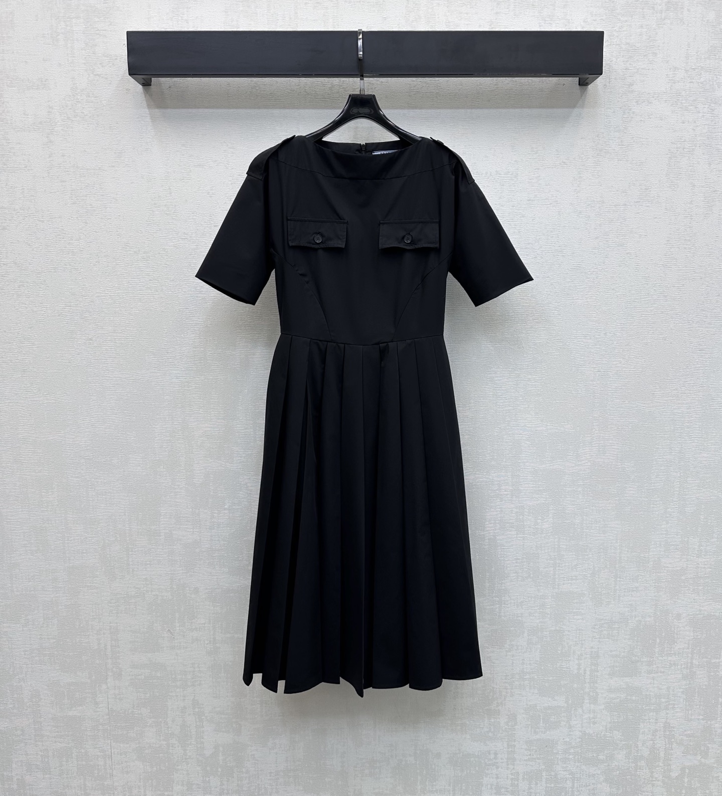 NO:753227,Prad*2026 new arrivals One-line dress made of imported YB twill cotton. Stiff, comfortable and stylish. Decorated with symmetrical flap pockets on the chest. Designed with waist-cutting to outline curves. Adds layering to the look. Long pleated skirt modifies the legs. Easily divides the upper and lower lengths into good proportions. Effectively covers the crotch to make you slimmer. Highlights the brand tone. Development of surface accessories. Short-sleeved dress tailoring. The upper body is full of exquisite and intellectual atmosphere. It meets various needs of commuting and dating.  High version,,prada,skirts,T-shirt,19860909Prad*2026新品上架一字领连衣裙定制YB进口斜纹全棉材质 挺括舒适有型 以胸前对称翻盖口袋装饰 配合收腰裁剪勾勒曲线设计 增添造型层次感 长款压褶裙摆修饰腿部 轻松划分上短下长好比例 有效遮胯更显苗条 彰显品牌调性 面辅料开发 短袖连衣裙版型剪裁 上身充满精致高智气息 满足通勤约会多种需求  高版本,,prada,skirts,T-shirt,,Women's clothing