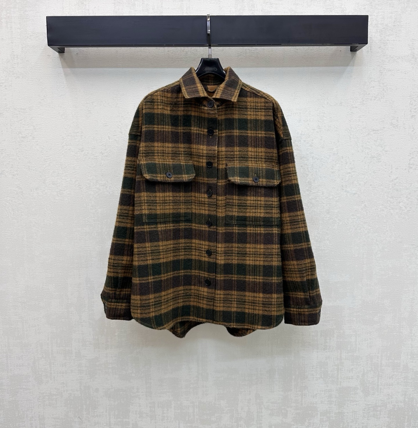 NO:752697,LP*2026 new arrivals plaid lapel wool jacket, customized YB imported cashmere material, high-quality texture, comfortable and stylish, iconic contrasting plaid elements throughout the body, highlighting the brand tone, placket button adjustment and symmetrical flap pocket design, adding layering to the look, enriching visual effects, development of surface accessories, lapel silhouette shirt jacket style tailoring, casual and age-reducing fashion, high version, loro piana, jackets & coats,19860909LP*2026新品上架格纹翻领羊毛外套定制YB进口山羊绒材质质感上乘 舒适有型 通体标志性撞色格纹元素 彰显品牌调性 开襟纽扣调节配合对称翻盖口袋设计 增添造型层次感 丰富视觉效果 面辅料开发 翻领廓形衬衣外套版型剪裁 随意穿搭减龄时髦  高版本,,loro piana,jackets & coats,,Women's clothing