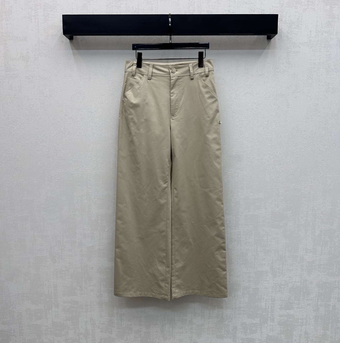 NO:752673,Chane*2026 new arrival letter logo work trousers are made of YB imported twill cotton material. They are crisp, comfortable and stylish. Symmetrical pocket design has smooth and neat lines, adding layering to the look. Iconic metal letter engraved logo button adjustment decoration. Echoes the double C cloth label cutting decoration at the pocket to highlight the brand tone. Surface accessories development. High-waist buttoned straight trousers cut. Casually matched with high street fashion style. High version 36 38 40,,chanel,19860909Chane*2026新品上架字母徽标工装长裤定制YB进口斜纹全棉材质 挺括舒适有型 对称口袋设计线条流畅利落 增添造型层次感 标志性金属字母刻印徽标纽扣调节装饰 呼应口袋处双C布标裁剪装饰 彰显品牌调性 面辅料开发 高腰系扣直筒长裤剪裁 随意搭配穿搭高街时髦风格 高版本36 38 40,,chanel,,Women's clothing