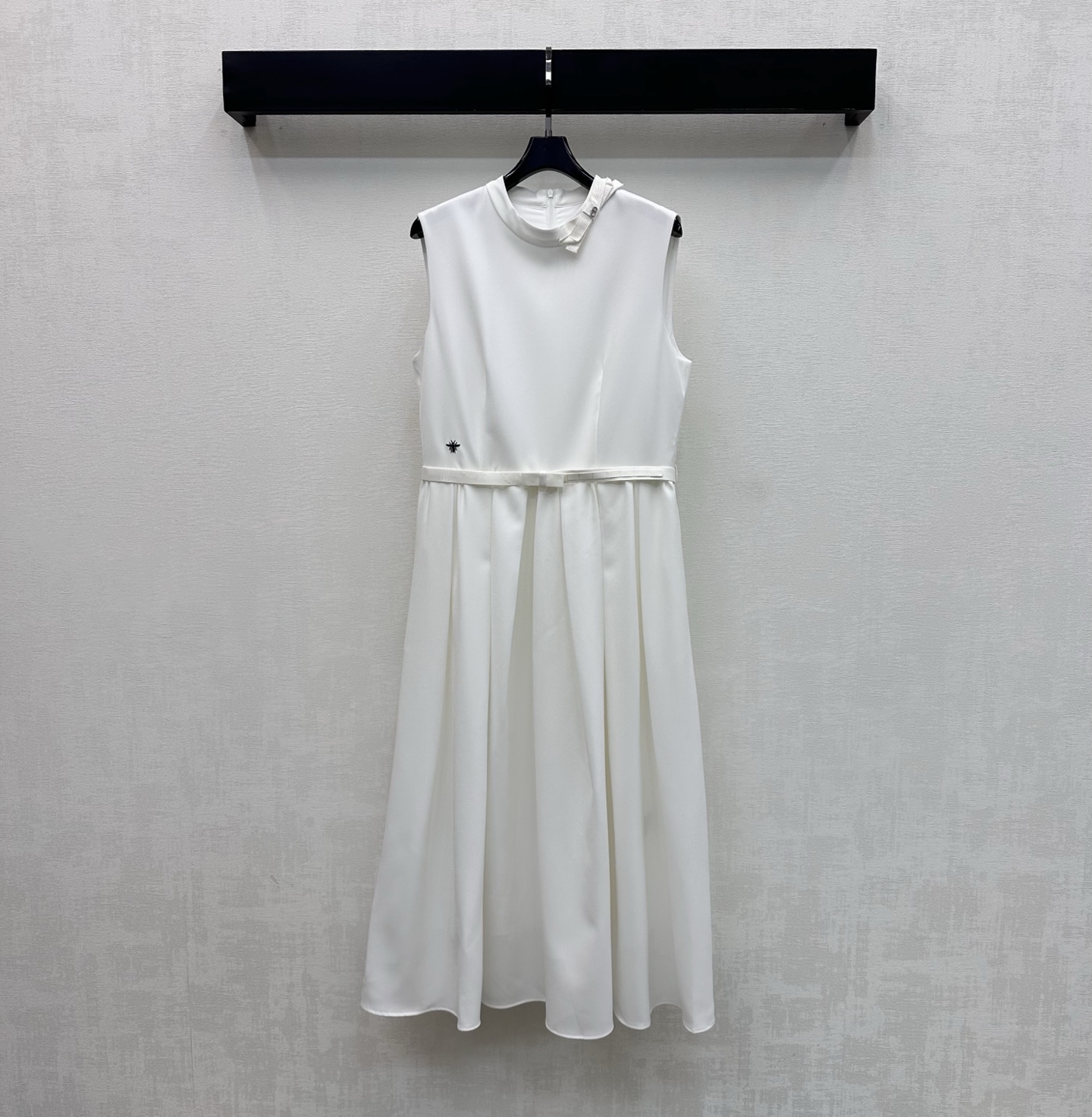 NO:753222,Dio*2026 New Arrival Logo Belt Dress Vest Skirt Customized YB Imported Cotton Material High-grade Texture Full of Quality The neckline is decorated with a bow binding splicing design to add a sense of layering to the look. The waist is embellished with the iconic CD bee embroidery logo. The waist design is adjusted with letter embroidered logo webbing to highlight the brand's tone. The development of surface accessories. Sleeveless pleated dress tailoring. The perfect interpretation of the elegant feeling. The best choice for formal occasions.  High version 2 colors,,dior,skirts,19860909Dio*2026新品上架徽标腰带洋装背心裙定制YB进口棉纶材质 质感高级 品相十足 领口饰以蝴蝶结捆边拼接设计 增添造型层次感 名媛氛围立显 腰侧点缀标志性CD蜜蜂刺绣小标 配合字母刺绣徽标织带调节收腰设计 彰显品牌调性 面辅料开发 无袖压褶连衣裙剪裁 穿搭完美演绎优雅千金感 出席正式场合的不二之选 高版本2色,,dior,skirts,,Women's clothing