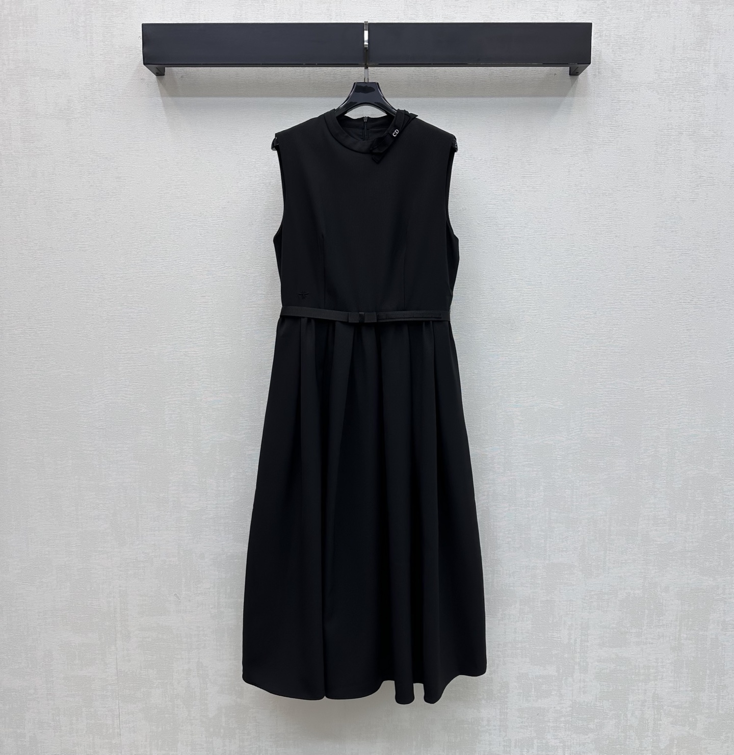 NO:753216,Dio*2026 New Arrival Logo Belt Dress Vest Skirt Customized YB Imported Cotton Material High-grade Texture Full of Quality The neckline is decorated with a bow binding splicing design to add a sense of layering to the look. The waist is embellished with the iconic CD bee embroidery logo. The waist design is adjusted with letter embroidered logo webbing to highlight the brand's tone. The development of surface accessories. Sleeveless pleated dress tailoring. The perfect interpretation of the elegant feeling. The best choice for formal occasions.  High version 2 colors,,dior,skirts,19860909Dio*2026新品上架徽标腰带洋装背心裙定制YB进口棉纶材质 质感高级 品相十足 领口饰以蝴蝶结捆边拼接设计 增添造型层次感 名媛氛围立显 腰侧点缀标志性CD蜜蜂刺绣小标 配合字母刺绣徽标织带调节收腰设计 彰显品牌调性 面辅料开发 无袖压褶连衣裙剪裁 穿搭完美演绎优雅千金感 出席正式场合的不二之选 高版本2色,,dior,skirts,,Women's clothing