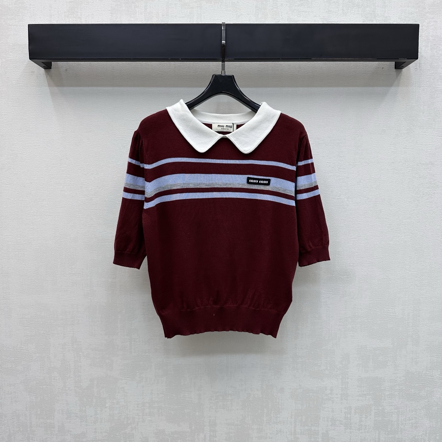 NO:753170,Miumi*2026 new products are on the shelves. Contrast color lapel short-sleeved knitted custom YB imported wool knitted material. Comfortable and warm, full of texture. Decorated with spliced ​​contrast color collar and collision design with the body to add layering to the look. Iconic letter logo embellishment on the chest highlights the brand tone. Surface accessories development. Lapel short-sleeved top tailoring. Fashionable for daily wear to reduce age. High version 2 colors,,miumiu,T-shirt,19860909Miumi*2026新品上架撞色翻领短袖针织定制YB进口羊毛针织材质 舒适保暖 质感十足 饰以拼接撞色领边与大身碰撞设计 增添造型层次感 胸前标志性字母徽标点缀装饰 彰显品牌调性 面辅料开发 翻领短袖上衣剪裁 日常穿搭减龄时髦 高版本2色,,miumiu,T-shirt,,Women's clothing