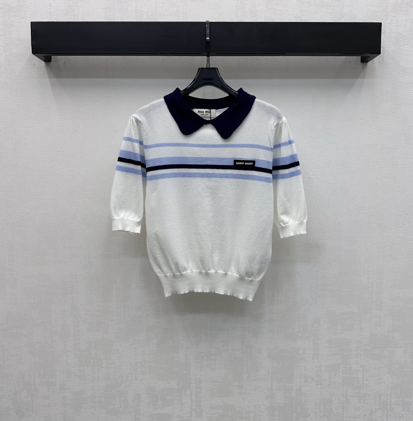 NO:753167,Miumi*2026 new products are on the shelves. Contrast color lapel short-sleeved knitted custom YB imported wool knitted material. Comfortable and warm, full of texture. Decorated with spliced ​​contrast color collar and collision design with the body to add layering to the look. Iconic letter logo embellishment on the chest highlights the brand tone. Surface accessories development. Lapel short-sleeved top tailoring. Fashionable for daily wear to reduce age. High version 2 colors,,miumiu,T-shirt,19860909Miumi*2026新品上架撞色翻领短袖针织定制YB进口羊毛针织材质 舒适保暖 质感十足 饰以拼接撞色领边与大身碰撞设计 增添造型层次感 胸前标志性字母徽标点缀装饰 彰显品牌调性 面辅料开发 翻领短袖上衣剪裁 日常穿搭减龄时髦 高版本2色,,miumiu,T-shirt,,Women's clothing