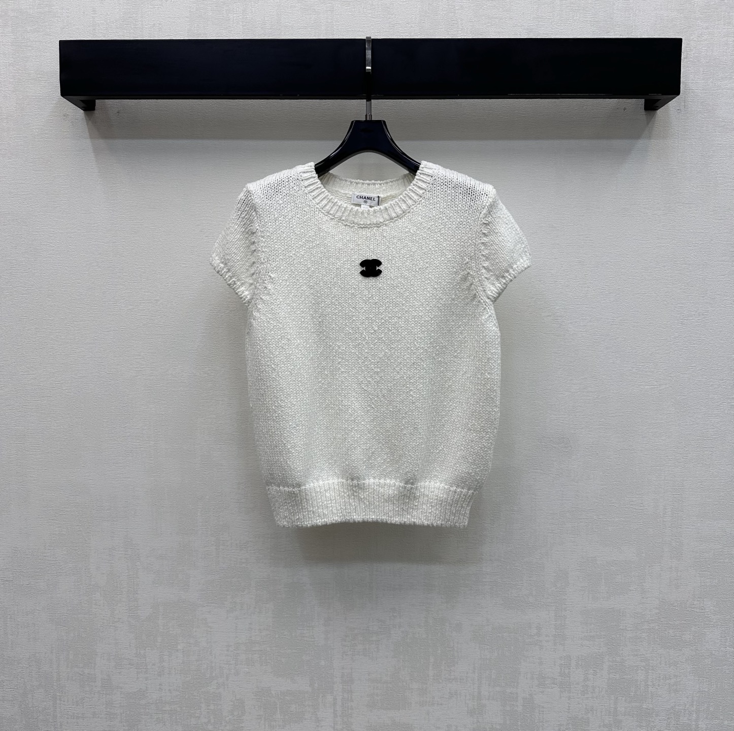 NO:753173,Chane*2026 new product launch logo round neck short-sleeved knitted custom YB imported wool blended knitted material. High-quality texture, comfortable and soft. The collar and hem are processed with threaded hemming details to add layering to the look. The iconic double C letter logo in black contrast is embellished on the chest to highlight the brand tone. Surface accessories development. Round neck short-sleeved top tailoring. You can easily achieve the French lazy and refined style when wearing alone. High version 36 38  40,,chanel,T-shirt,19860909Chane*2026新品上架徽标圆领短袖针织定制YB进口羊毛混纺针织材质 质感上乘 舒适柔软 领边与衣摆都采用螺纹包边细节处理 增添造型层次感 胸前点缀黑色撞色标志性双C字母徽标 彰显品牌调性 面辅料开发 圆领短袖上衣剪裁 单穿内搭皆可轻松拿捏法式慵懒的精致格调  高版本36 38 40,,chanel,T-shirt,,Women's clothing