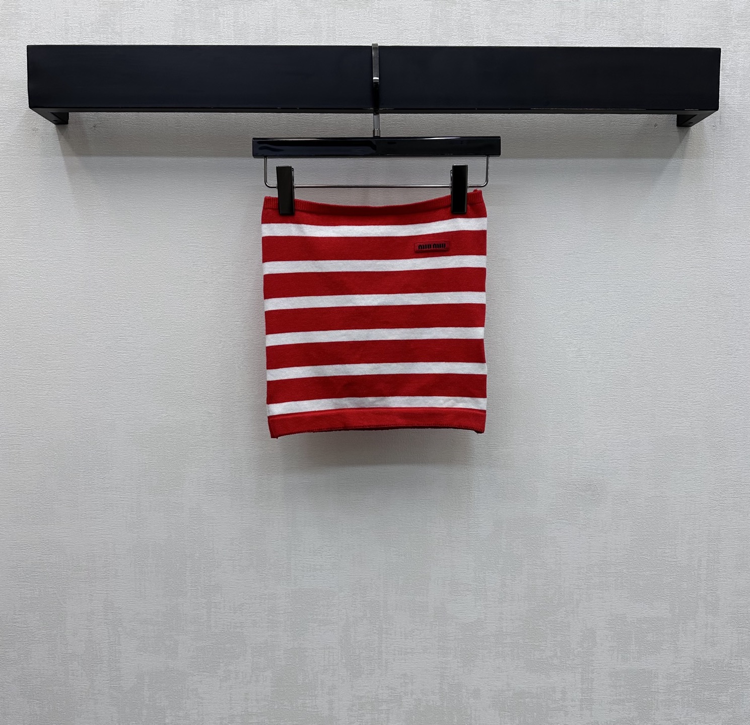 NO:753176,Miumi*2026 new product launch striped knitted tube top, customized YB imported blended wool knitted material, stretchy and comfortable, full of texture, all-over horizontal striped texture with slim fit, fashionable temperament, slim and tolerant, adding layering to the look, emblazoned with iconic letter embroidered logo on the chest to highlight the brand tone, development of surface accessories, flat tube top tailoring, casually matched with skirts and trousers, the upper body is elegant and sweet, highly matched, unlocks various ways of dressing  High version 2 colors,,miumiu,skirts,19860909Miumi*2026新品上架条纹针织抹胸背心定制YB进口混纺羊毛针织材质 弹力舒适 质感十足 通体横向条纹肌理配合修身版型穿出时髦气质 显瘦包容身材 增添造型层次感 胸前点缀标志性字母刺绣徽标装饰 彰显品牌调性 面辅料开发 平口抹胸上衣剪裁 随意搭配裙裤装上身优雅甜美 搭配性极高 解锁各种穿搭方式  高版本2色,,miumiu,skirts,,Women's clothing