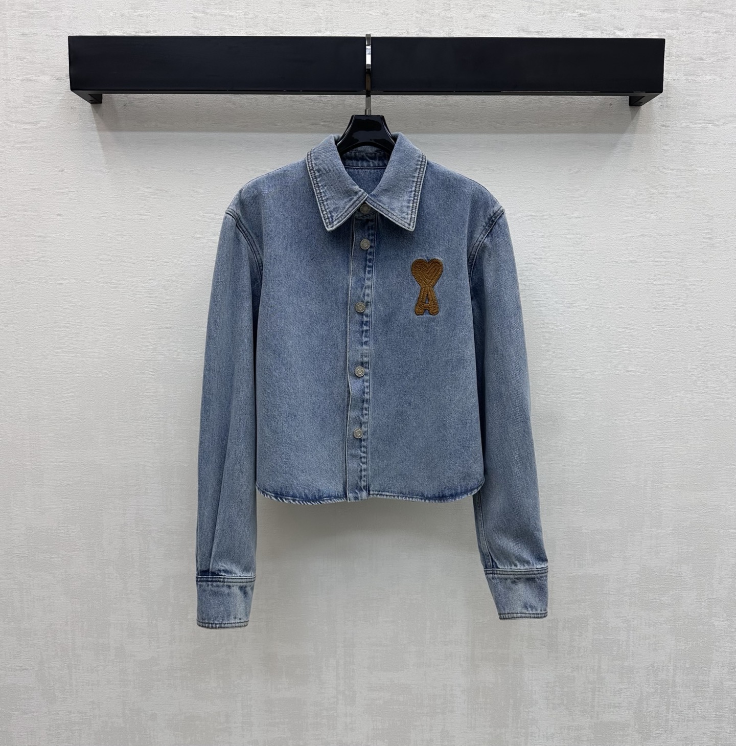 NO:753210,Ami*2026 New Arrival Logo Short Denim Shirt Customized YB imported twill cotton denim material. Full texture. Washed and distressed retro light blue. Matches the overall color rubbing effect to add layering to the look. Dropped shoulder lapel version with snap-button adjustment design to add layering to the look. Decorated with the iconic three-dimensional embroidered logo on the chest to highlight the brand's tone. Development of surface accessories. Short lapel shirt jacket tailoring. Casually matched with culottes. Simple and attractive.  Presenting a casual and free dressing style, high version, skirts, jackets & coats, shirts,19860909Ami*2026新品上架徽标短款牛仔衬衫定制YB进口斜纹全棉牛仔材质 质感十足 水洗做旧复古浅蓝色 配合整体擦色效果 增添造型层次感 落肩翻领版型配合开襟按扣调节设计 增添造型层次感 胸口饰以标志性立体绣花徽标点缀装饰 彰显品牌调性 面辅料开发 短款翻领衬衣外套剪裁 随意搭配裤裙下装 简约耐看 呈现随性自由的穿搭风格  高版本,,skirts,jackets & coats,shirts,,Women's clothing