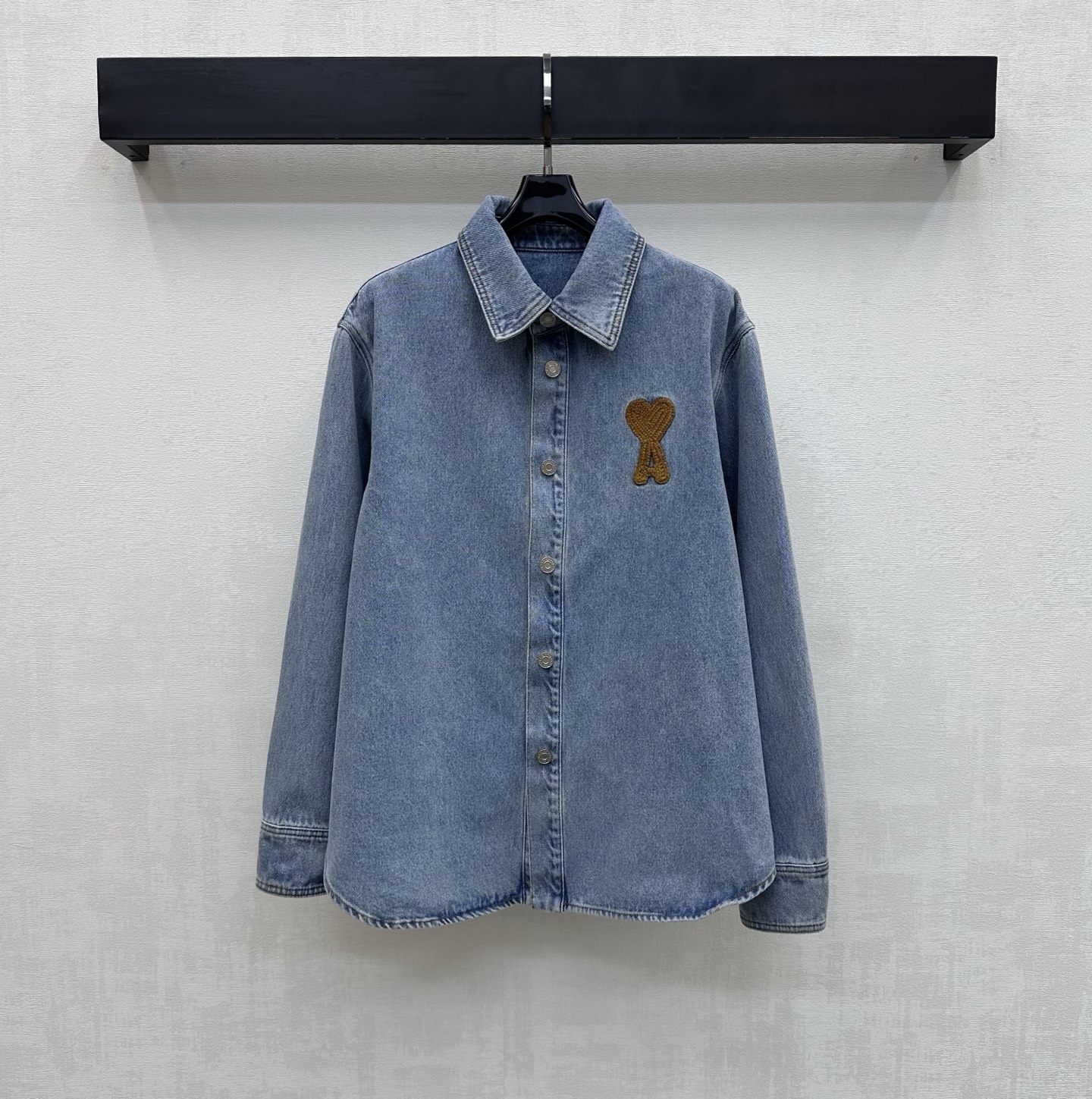 NO:753232,Ami*2026 New Arrival Logo Long Denim Shirt Customized YB Imported Twill Cotton Denim Material Full Texture Washed and Distressed Vintage Light Blue Matches the Overall Color Rubbing Effect to Add Layering to the Style Dropped Shoulder Lapel Version with Open Placket Adjustment Design Adds Layering to the Style The Iconic Three-Dimensional Embroidered Logo Decoration on the Chest Highlights the Brand's Tonality Development of Surface Accessories Long Lapel Shirt Jacket Cutting Casually Paired with Pants and Skirt Bottoms Simple and Attractive  Presenting a casual and free dressing style, high version, skirts, jackets & coats, shirts,19860909Ami*2026新品上架徽标长款牛仔衬衫定制YB进口斜纹全棉牛仔材质 质感十足 水洗做旧复古浅蓝色 配合整体擦色效果 增添造型层次感 落肩翻领版型配合开襟按扣调节设计 增添造型层次感 胸口饰以标志性立体绣花徽标点缀装饰 彰显品牌调性 面辅料开发 长款翻领衬衣外套剪裁 随意搭配裤裙下装 简约耐看 呈现随性自由的穿搭风格  高版本,,skirts,jackets & coats,shirts,,Women's clothing
