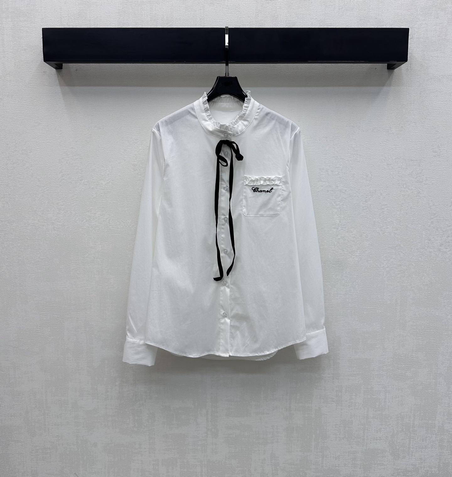 NO:753202,Chane*2026 New Arrival Stand Collar Lace Shirt Customized YB imported twill cotton material Breathable, comfortable and draping. Adjustable placket buttons. Use fungus lace splicing design along the neckline to echo the edge of the pocket and add layering to the look. The chest pocket is embellished with the iconic letter embroidery logo to highlight the brand tone. The style is simple and elegant. The development of surface accessories. The stand-up collar long-sleeved shirt is cut in a low-key style. The high version 2 colors 36 38  40,,chanel,shirts,19860909Chane*2026新品上架立领花边衬衣定制YB进口斜纹全棉材质 透气舒适垂顺 开襟纽扣调节 配合领口沿用木耳花边拼接设计 呼应口袋边缘 增添造型层次感 胸前口袋点缀标志性字母刺绣徽标装饰 彰显品牌调性 款式简约大气 面辅料开发 立领长袖衬衫版型剪裁 穿搭低调奢华展现优雅气质  高版本2色36 38 40,,chanel,shirts,,Women's clothing