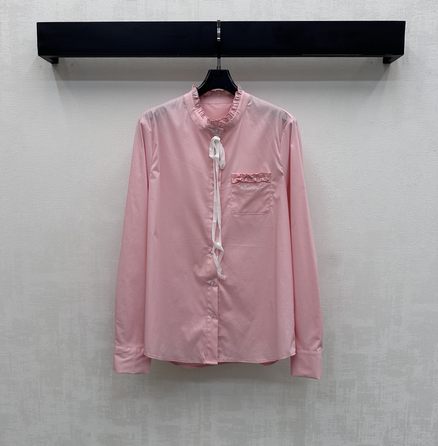 NO:753206,Chane*2026 New Arrival Stand Collar Lace Shirt Customized YB imported twill cotton material Breathable, comfortable and draping. Adjustable placket buttons. Use fungus lace splicing design along the neckline to echo the edge of the pocket and add layering to the look. The chest pocket is embellished with the iconic letter embroidery logo to highlight the brand tone. The style is simple and elegant. The development of surface accessories. The stand-up collar long-sleeved shirt is cut in a low-key style. The high version 2 colors 36 38  40,,chanel,shirts,19860909Chane*2026新品上架立领花边衬衣定制YB进口斜纹全棉材质 透气舒适垂顺 开襟纽扣调节 配合领口沿用木耳花边拼接设计 呼应口袋边缘 增添造型层次感 胸前口袋点缀标志性字母刺绣徽标装饰 彰显品牌调性 款式简约大气 面辅料开发 立领长袖衬衫版型剪裁 穿搭低调奢华展现优雅气质  高版本2色36 38 40,,chanel,shirts,,Women's clothing