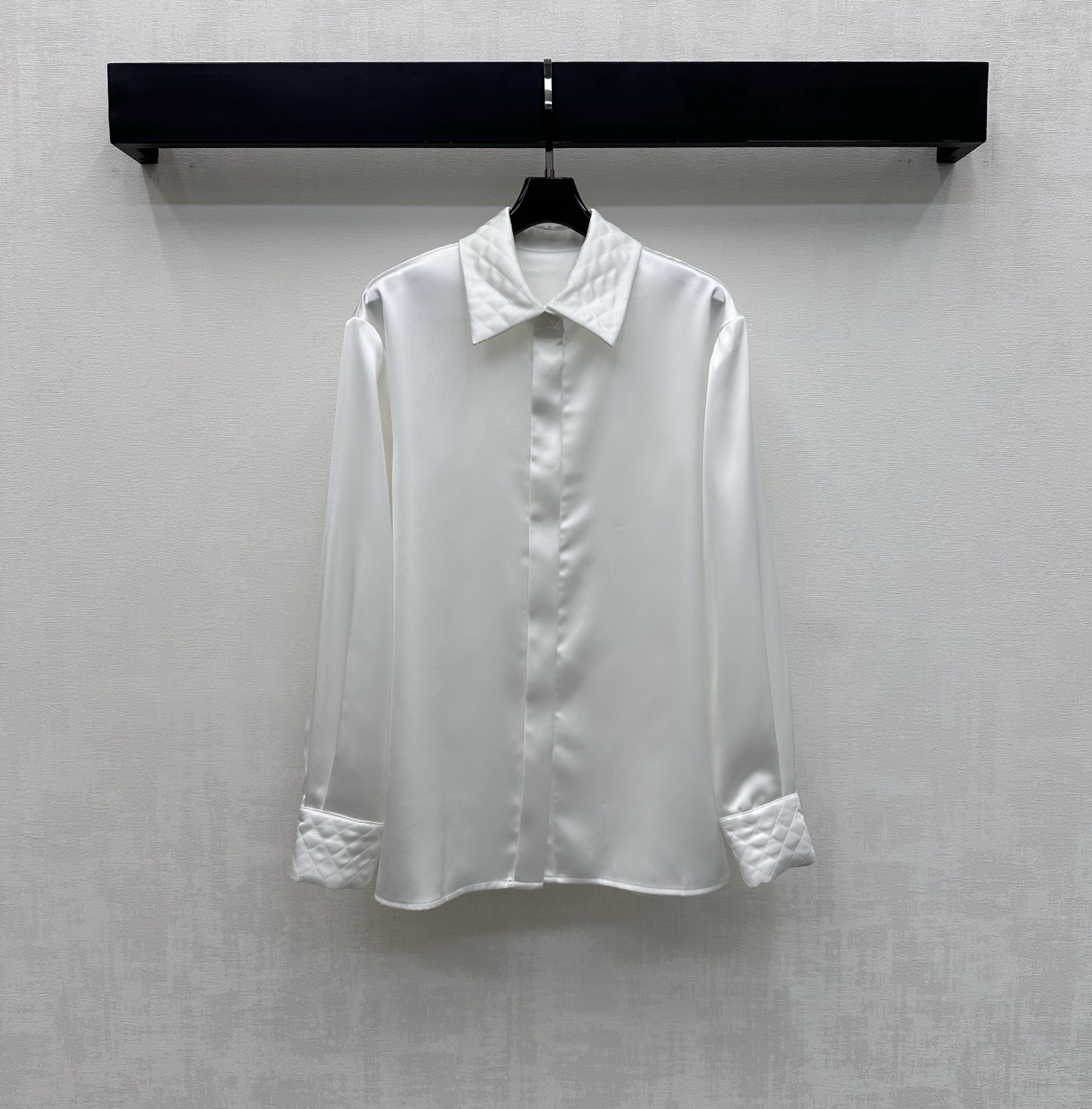 NO:753209,Chane*2026 new arrival silk lapel long-sleeved shirt, customized YB imported heavy silk material, comfortable texture, smooth and breathable, simple solid color with collar and cuffs rhombus stitching design, adding layering to the shape, instantly lighting up the overall rich visual effect. Hidden placket button adjustment highlights the brand tone. The front placket is still decorated with hidden double C button adjustment to highlight the brand tone. Development of surface accessories. Cutting of lapel long-sleeved shirt  Wear casually and elegantly for daily outings or vacations. High version 36 38 40,,chanel,shirts,real silk,19860909Chane*2026新品上架真丝翻领长袖衬衫定制YB进口重磅真丝材质 质感舒适 垂顺透气 通体简约纯色配合领口袖口菱格纹压线工艺设计 增添造型层次感 瞬间点亮整体丰富视觉效果 隐藏式开襟纽扣调节彰显品牌调性 前襟沿用隐藏式双C纽扣调节装饰 彰显品牌调性 面辅料开发 翻领长袖衬衣剪裁 日常出街还是度假随意穿搭优雅松弛  高版本36 38 40,,chanel,shirts,real silk,,Women's clothing