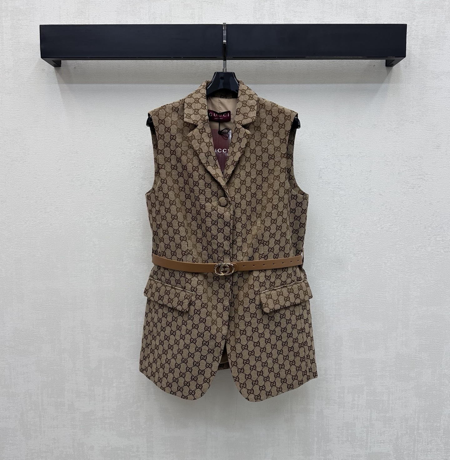 NO:753221,Gucc*2026 new products are on the shelves. Jacquard belt vest is made of YB imported jacquard material. It is stiff, comfortable and stylish. The whole body is full of old money feeling and is full of double G letter jacquard logo elements. It highlights the brand tone. The waist three-dimensional contour cutting design is matched with the metal leather belt to adjust the decoration. It effectively narrows and outlines the curve. Adds a sense of layering. The conventional waist version is more slim and tolerant. Development of surface accessories. Lapel open placket vest tailoring. Can be paired with the same series of shorts. Complete set to wear high-end fashion series.  High version,,gucci,shorts,19860909Gucc*2026新品上架提花腰带马甲定制YB进口提花材质 挺括舒适有型 通体满铺老钱感满满双G字母提花徽标元素 彰显品牌调性 腰身立体轮廓线裁剪设计 配合金属皮革腰带调节装饰 有效收窄勾勒曲线 增添造型层次感 常规收腰版型更为显瘦包容 面辅料开发 翻领开襟马甲剪裁 可搭配同系列短裤 成套穿搭高级时髦 系列开发  高版本,,gucci,shorts,,Women's clothing