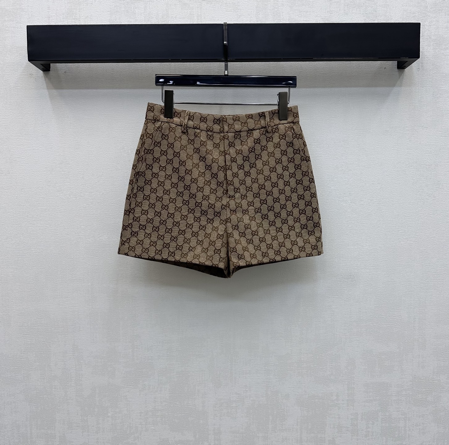 NO:753226,Gucc*2026 new arrival jacquard buttoned shorts made of YB imported jacquard material. Stiff, comfortable and stylish. The whole body is full of old money feeling and full of double G jacquard logo elements to highlight the brand tone. The waist three-dimensional contour line cutting design effectively narrows and outlines the curve and adds a sense of layering. The conventional waist version is more slim and tolerant. Development of surface accessories. High-waisted straight shorts cut. Can be paired with the same series of vests. Complete set of high-end fashion series development.  High version,,gucci,shorts,19860909Gucc*2026新品上架提花系扣短裤定制YB进口提花材质 挺括舒适有型 通体满铺老钱感满满双G字母提花徽标元素 彰显品牌调性 腰身立体轮廓线裁剪设计 有效收窄勾勒曲线 增添造型层次感 常规收腰版型更为显瘦包容 面辅料开发 高腰直筒短裤剪裁 可搭配同系列马甲 成套穿搭高级时髦 系列开发  高版本,,gucci,shorts,,Women's clothing