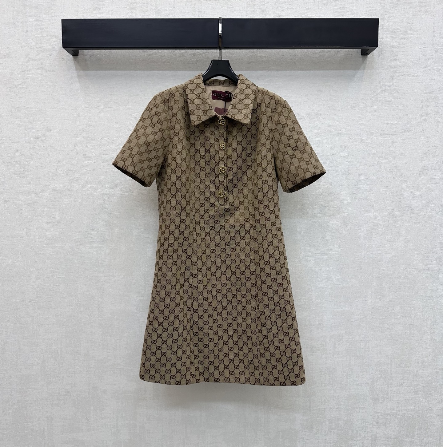 NO:753218,Gucc*2026 new arrival jacquard short-sleeved dress made of imported YB jacquard material. Stiff, comfortable and stylish. The whole body is full of old money feeling and full of double G letter jacquard logo elements to highlight the brand tone. The three-dimensional contour line cutting design of the waist effectively narrows and outlines the curve. Adjustable decoration with half placket metal letter buttons adds a sense of layering to the shape. The regular waist version is more slim and tolerant. Development of surface accessories Lapel short-sleeved dress tailoring High-end fashion series development  High version,,gucci,skirts,T-shirt,19860909Gucc*2026新品上架提花短袖连衣裙定制YB进口提花材质 挺括舒适有型 通体满铺老钱感满满双G字母提花徽标元素 彰显品牌调性 腰身立体轮廓线裁剪设计 有效收窄勾勒曲线 配合半开襟金属字母纽扣调节装饰 增添造型层次感 常规收腰版型更为显瘦包容 面辅料开发 翻领短袖连衣裙剪裁 穿搭高级时髦 系列开发  高版本,,gucci,skirts,T-shirt,,Women's clothing