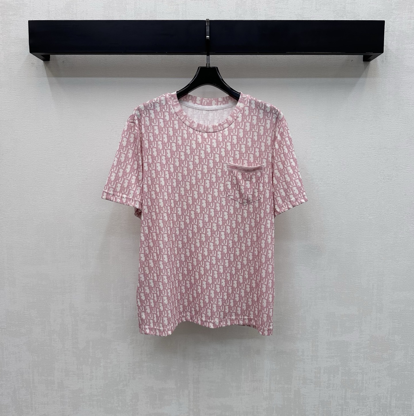 NO:753193,Dio*2026 new products are launched with letter printing customized YB imported cotton material. Breathable and comfortable, full of texture. The iconic printed logo pattern is printed all over the body to highlight the brand tone. The chest pocket is decorated with horizontal bar letters of the same color to add layering to the look. Development of surface accessories. Conventional short-sleeved T-shirt style tailoring. It is fashionable to wear alone and layered. High version 3 colors, dior, T-shirt, tees, t-shirt,19860909Dio*2026新品上架字母印花定制YB进口棉纶材质 透气舒适 质感十足 通体满印标志性印花徽标图案 彰显品牌调性 胸前口袋点缀同色系横杠字母装饰 增添造型层次感 面辅料开发 常规短袖T恤版型剪裁 单穿叠穿出彩时髦  高版本3色,,dior,T-shirt,tees，t-shirt,,Women's clothing