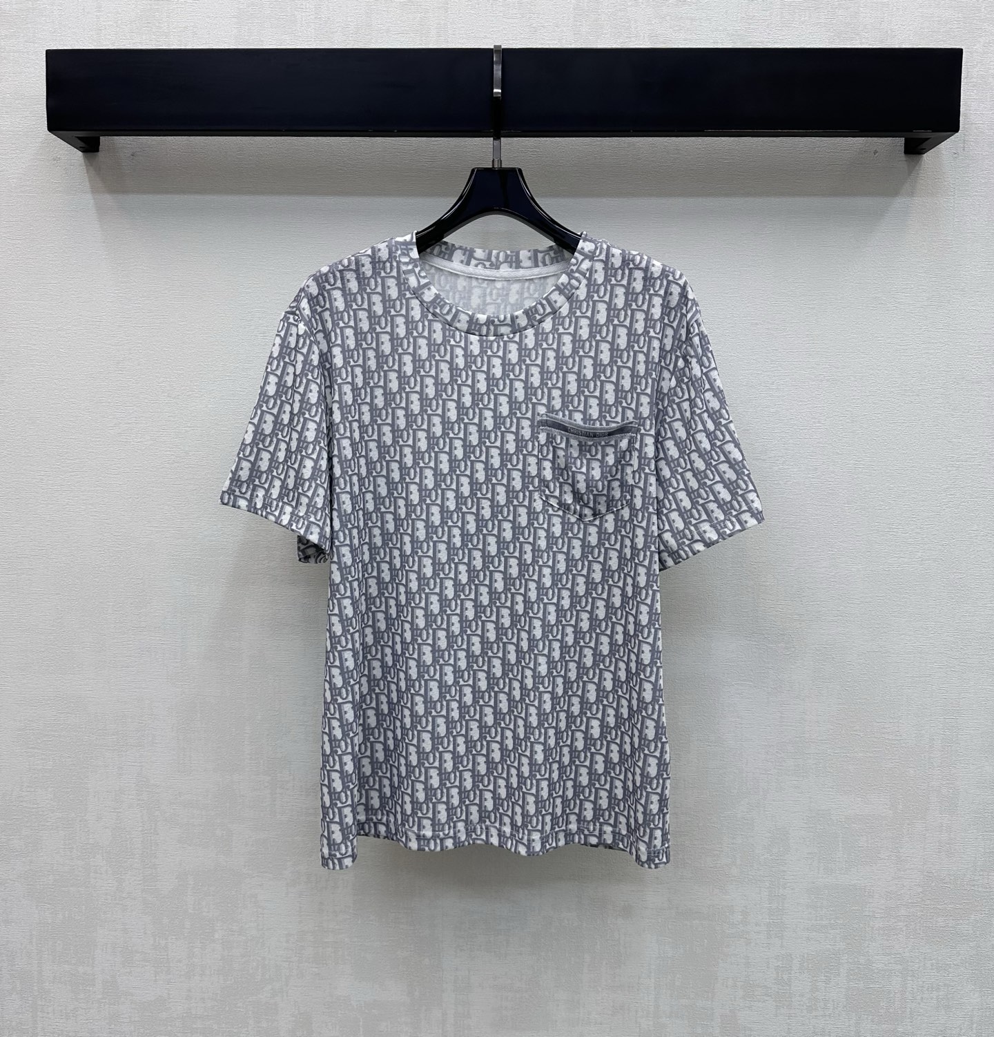 NO:753197,Dio*2026 new products are launched with letter printing customized YB imported cotton material. Breathable and comfortable, full of texture. The iconic printed logo pattern is printed all over the body to highlight the brand tone. The chest pocket is decorated with horizontal bar letters of the same color to add layering to the look. Development of surface accessories. Conventional short-sleeved T-shirt style tailoring. It is fashionable to wear alone and layered. High version 3 colors, dior, T-shirt, tees, t-shirt,19860909Dio*2026新品上架字母印花定制YB进口棉纶材质 透气舒适 质感十足 通体满印标志性印花徽标图案 彰显品牌调性 胸前口袋点缀同色系横杠字母装饰 增添造型层次感 面辅料开发 常规短袖T恤版型剪裁 单穿叠穿出彩时髦  高版本3色,,dior,T-shirt,tees，t-shirt,,Women's clothing