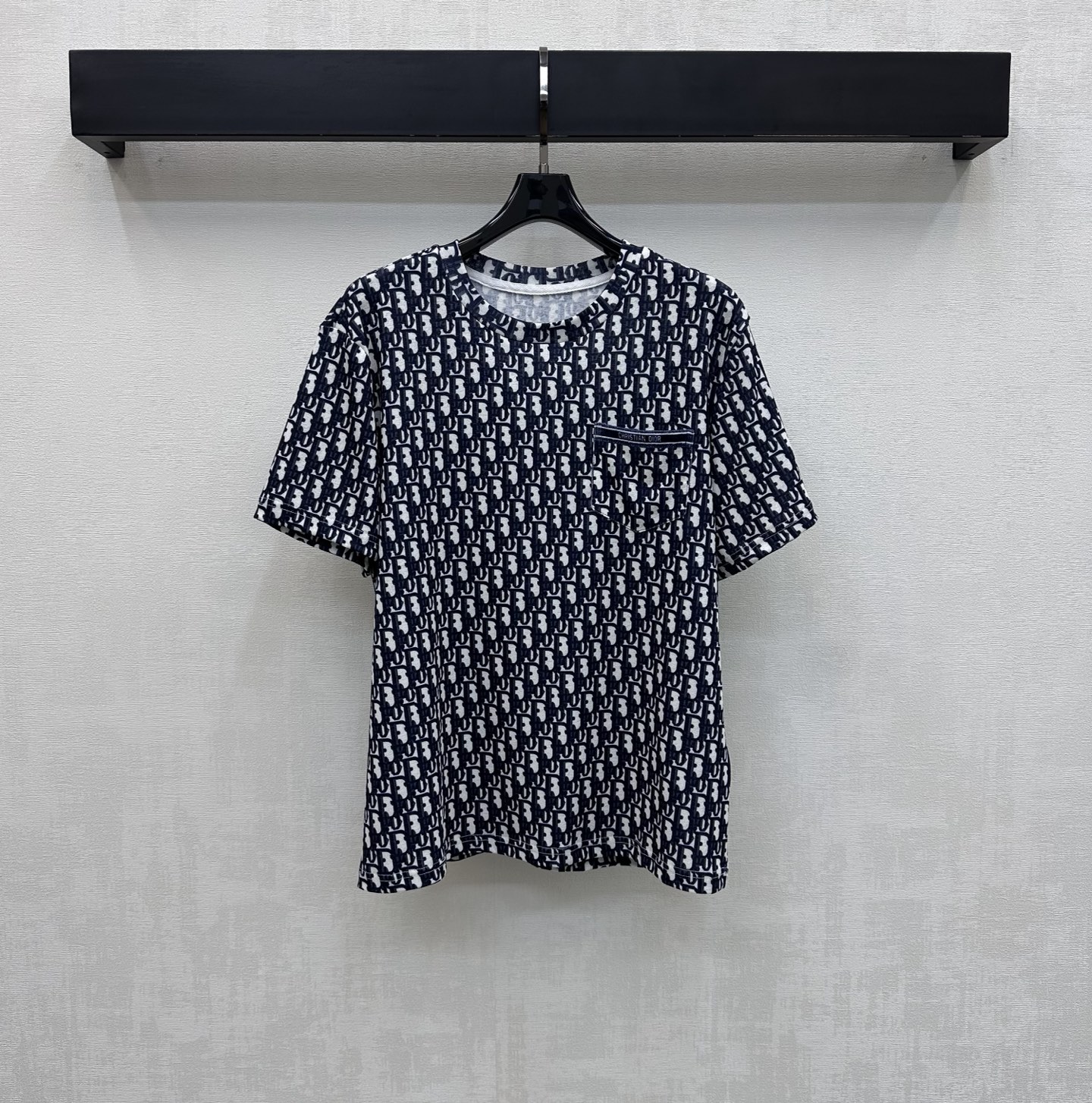 NO:753189,Dio*2026 new products are launched with letter printing customized YB imported cotton material. Breathable and comfortable, full of texture. The iconic printed logo pattern is printed all over the body to highlight the brand tone. The chest pocket is decorated with horizontal bar letters of the same color to add layering to the look. Development of surface accessories. Conventional short-sleeved T-shirt style tailoring. It is fashionable to wear alone and layered. High version 3 colors, dior, T-shirt, tees, t-shirt,19860909Dio*2026新品上架字母印花定制YB进口棉纶材质 透气舒适 质感十足 通体满印标志性印花徽标图案 彰显品牌调性 胸前口袋点缀同色系横杠字母装饰 增添造型层次感 面辅料开发 常规短袖T恤版型剪裁 单穿叠穿出彩时髦  高版本3色,,dior,T-shirt,tees，t-shirt,,Women's clothing