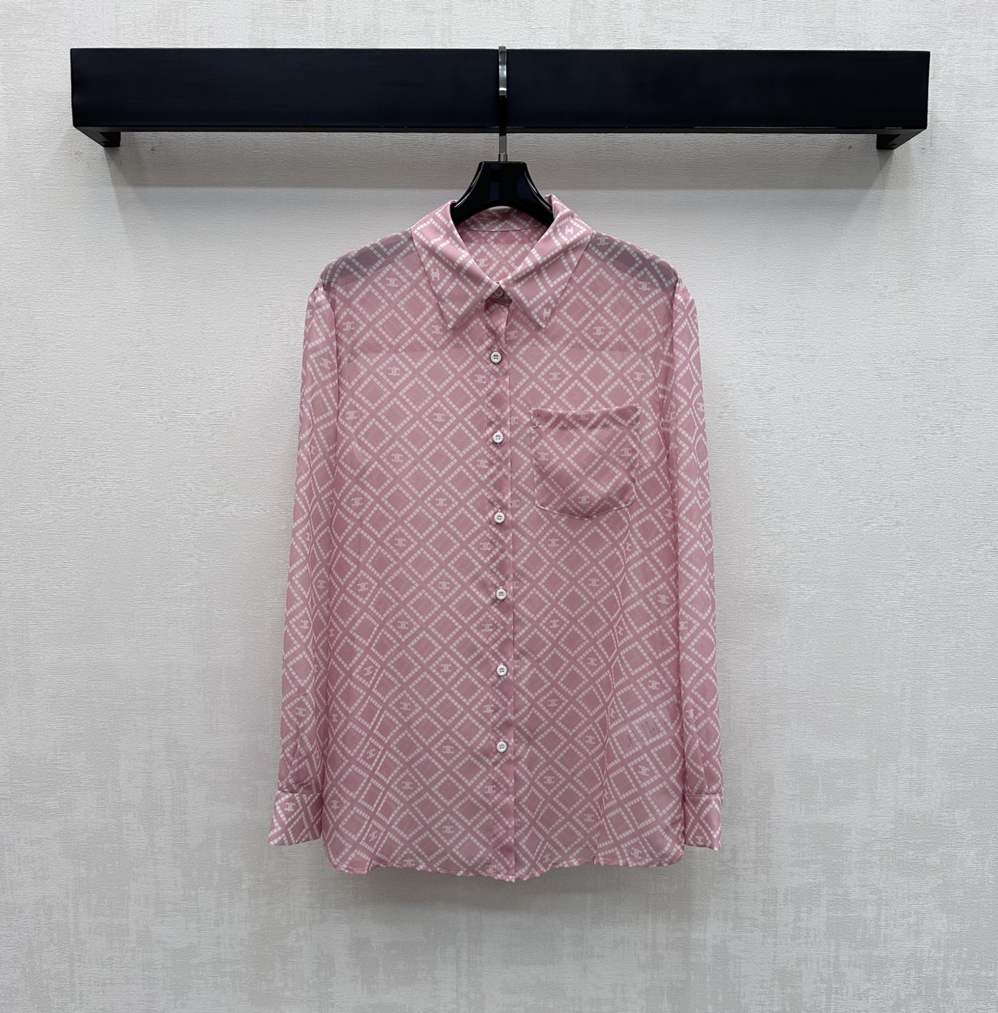 NO:753194,Celin*2026 new arrival printed tulle long-sleeved shirt, custom-made YB imported light sheer material, breathable, comfortable and delicate, all-over rhombus pattern embellished with the iconic Arc de Triomphe logo pattern, highlighting the brand tone, placket button adjustment and unilateral pocket decoration on the chest, adding layering to the look. Development of surface accessories, regular lapel shirt tailoring, high-end fashion for daily commuting, high version 2 colors,,celine,shirts,19860909Celin*2026新品上架印花薄纱长袖衬衣定制YB进口轻薄透纱材质 透气舒适细腻 通体满印菱格纹点缀标志性凯旋门徽标图案 彰显品牌调性 开襟纽扣调节配合胸前单侧口袋装饰 增添造型层次感 面辅料开发 常规翻领衬衫剪裁 日常通勤穿搭高级时髦  高版本2色,,celine,shirts,,Women's clothing