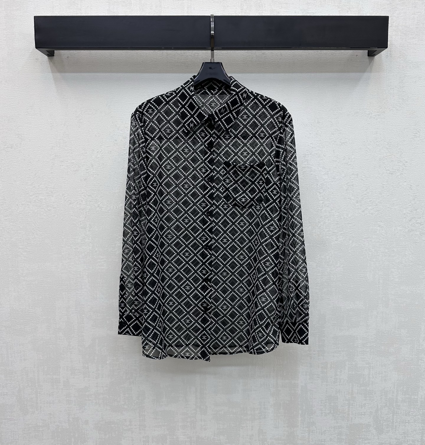 NO:753198,Celin*2026 new arrival printed tulle long-sleeved shirt, custom-made YB imported light sheer material, breathable, comfortable and delicate, all-over rhombus pattern embellished with the iconic Arc de Triomphe logo pattern, highlighting the brand tone, placket button adjustment and unilateral pocket decoration on the chest, adding layering to the look. Development of surface accessories, regular lapel shirt tailoring, high-end fashion for daily commuting, high version 2 colors,,celine,shirts,19860909Celin*2026新品上架印花薄纱长袖衬衣定制YB进口轻薄透纱材质 透气舒适细腻 通体满印菱格纹点缀标志性凯旋门徽标图案 彰显品牌调性 开襟纽扣调节配合胸前单侧口袋装饰 增添造型层次感 面辅料开发 常规翻领衬衫剪裁 日常通勤穿搭高级时髦  高版本2色,,celine,shirts,,Women's clothing