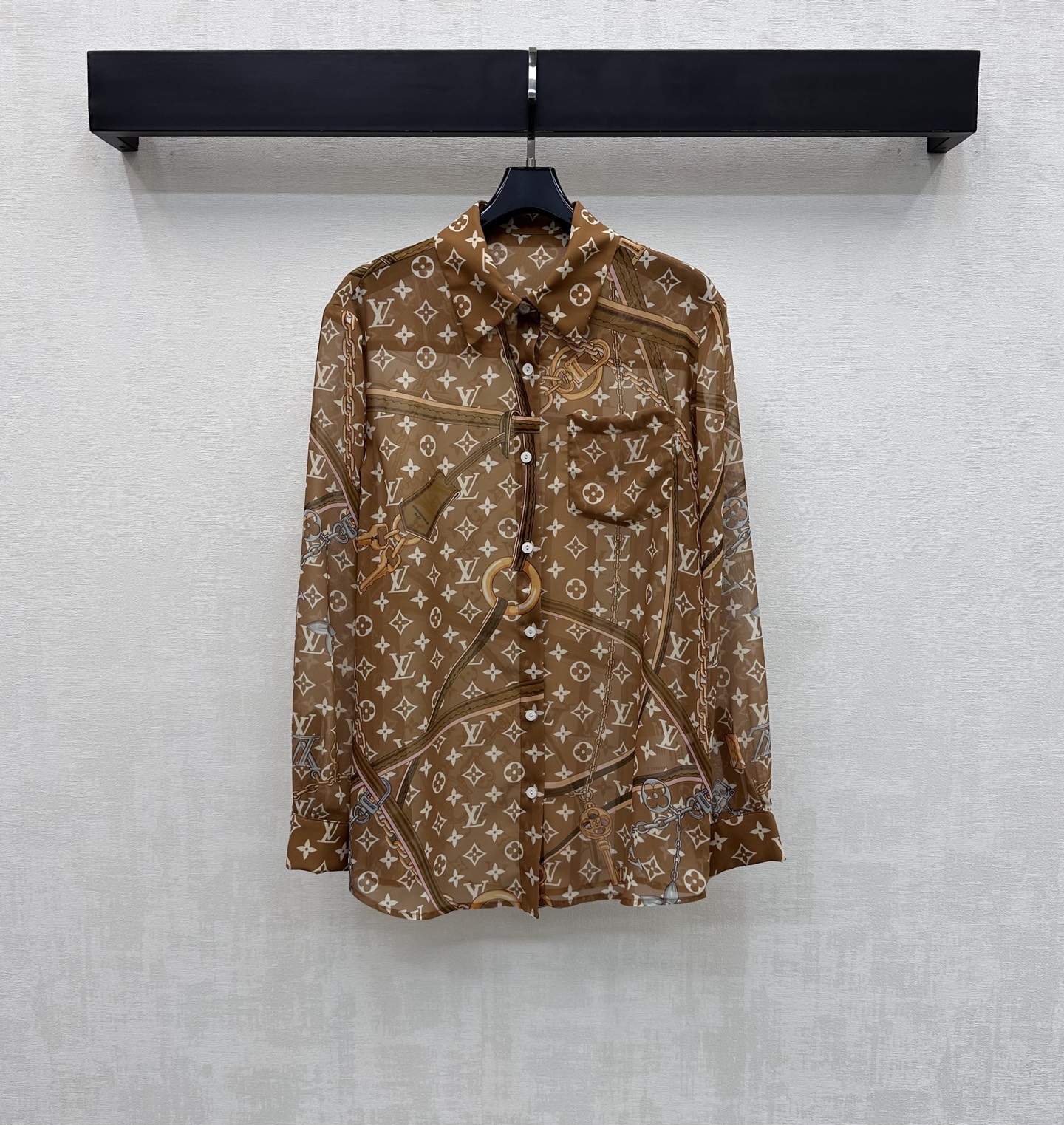 NO:753190,Louis Vuitto*2026 new arrivals printed tulle long-sleeved shirt, custom-made YB imported light sheer material, breathable, comfortable and delicate. The iconic four-leaf clover letter logo lock pattern is printed all over the body to highlight the brand tone. The placket button adjustment is matched with the single-side pocket decoration on the chest to add layering to the look. Surface accessories development. Regular lapel shirt tailoring. High-end fashion for daily commuting. High version, Louis Vuitton, shirts,19860909Louis Vuitto*2026新品上架印花薄纱长袖衬衣定制YB进口轻薄透纱材质 透气舒适细腻 通体满印标志性四叶草字母徽标锁扣图案 彰显品牌调性 开襟纽扣调节配合胸前单侧口袋装饰 增添造型层次感 面辅料开发 常规翻领衬衫剪裁 日常通勤穿搭高级时髦  高版本,,louis vuitton,shirts,,Women's clothing