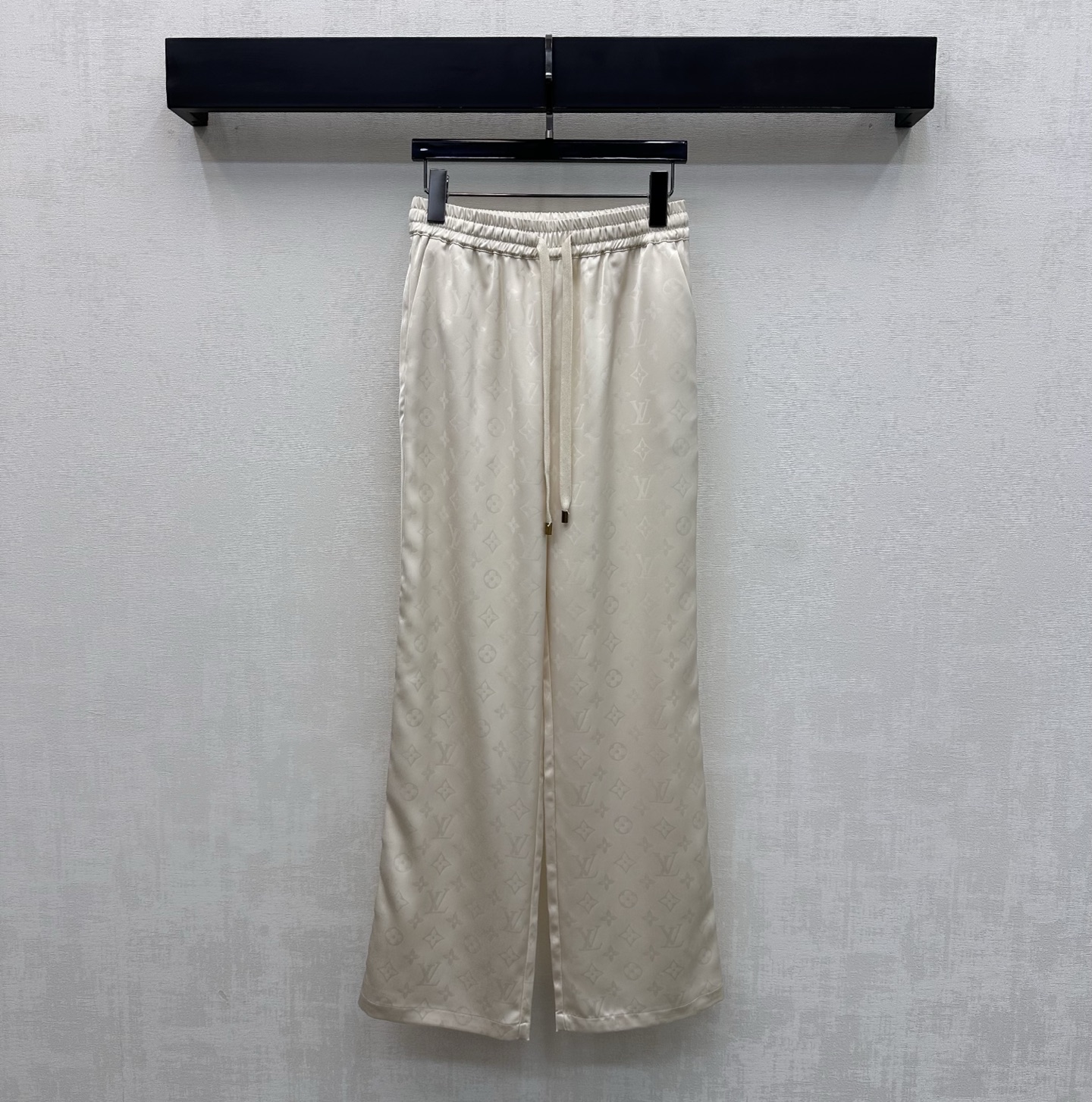 NO:753185,Louis Vuitto*2026 new arrivals dark letter jacquard trousers, customized YB imported rayon blended material, glossy texture, soft and comfortable, using elastic drawstring adjustment design to add layering to the look, dark pattern all over the body, iconic four-leaf clover letter dark jacquard elements, highlighting the brand tone, surface accessories development, high waist drawstring straight trousers cut, casual and stylish, high version 2 colors,, louis vuitton,19860909Louis Vuitto*2026新品上架暗纹字母提花长裤定制YB进口人丝混纺材质 质感光泽 柔软舒适 沿用弹力抽绳调节设计 增添造型层次感 通体满铺暗纹标志性四叶草字母暗纹提花元素 彰显品牌调性 面辅料开发 高腰抽绳直筒长裤剪裁 随意搭配穿搭出彩时髦 高版本2色,,louis vuitton,,Women's clothing