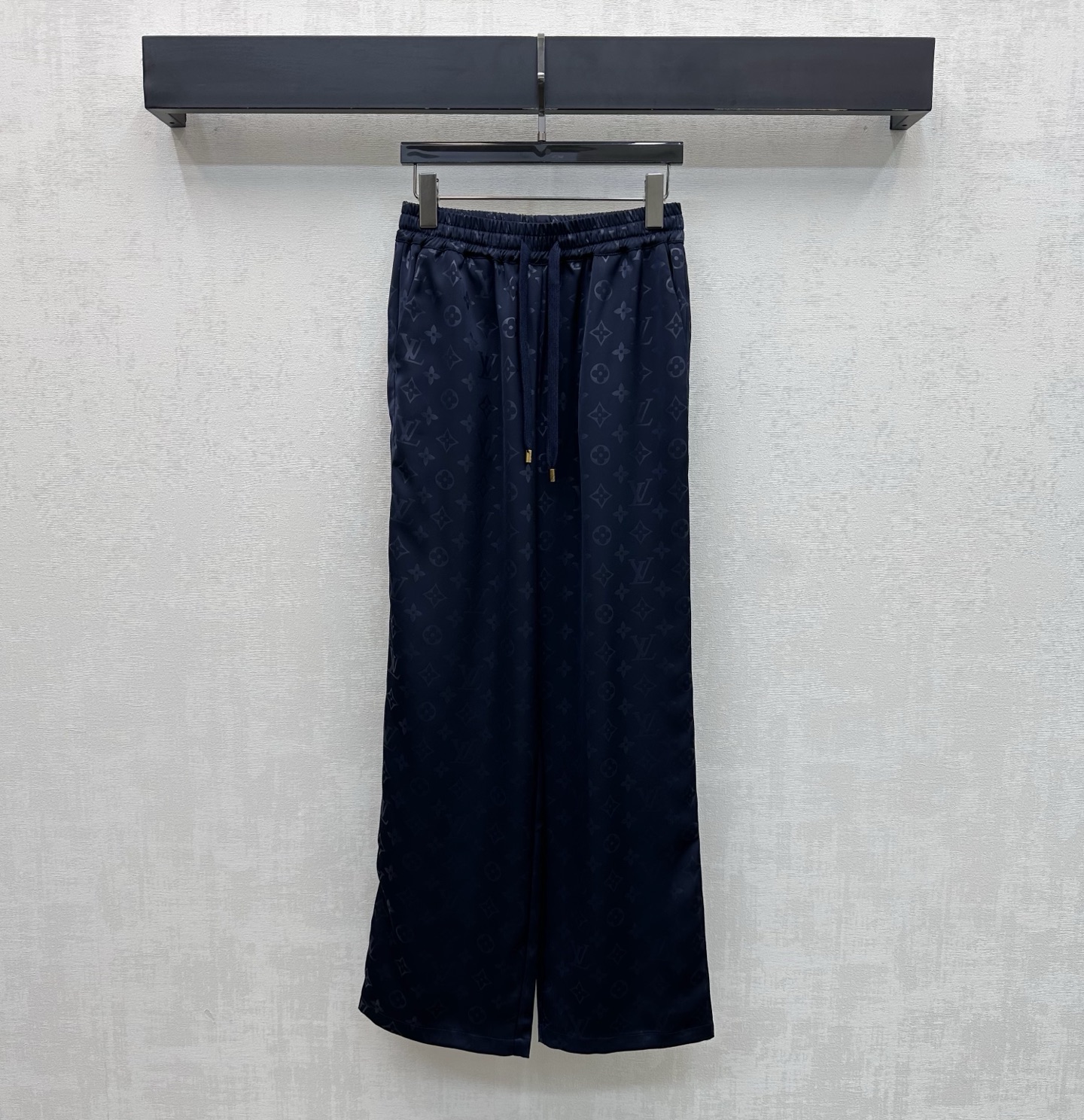 NO:753179,Louis Vuitto*2026 new arrivals dark letter jacquard trousers, customized YB imported rayon blended material, glossy texture, soft and comfortable, using elastic drawstring adjustment design to add layering to the look, dark pattern all over the body, iconic four-leaf clover letter dark jacquard elements, highlighting the brand tone, surface accessories development, high waist drawstring straight trousers cut, casual and stylish, high version 2 colors,, louis vuitton,19860909Louis Vuitto*2026新品上架暗纹字母提花长裤定制YB进口人丝混纺材质 质感光泽 柔软舒适 沿用弹力抽绳调节设计 增添造型层次感 通体满铺暗纹标志性四叶草字母暗纹提花元素 彰显品牌调性 面辅料开发 高腰抽绳直筒长裤剪裁 随意搭配穿搭出彩时髦 高版本2色,,louis vuitton,,Women's clothing