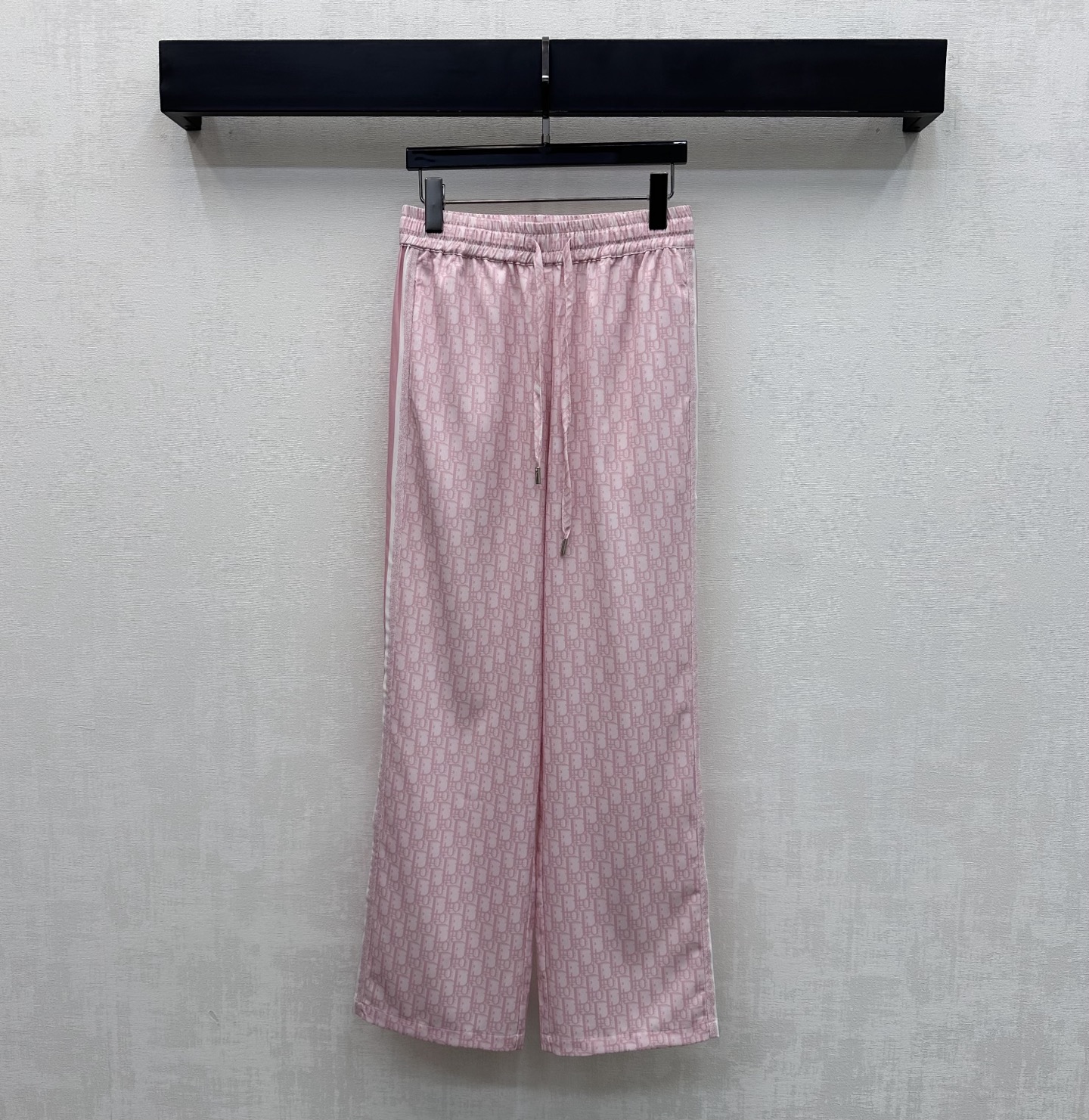 NO:753201,Dio*2026 new arrivals, printed drawstring trousers, custom made of YB imported cotton material, crisp and stylish, printed with iconic letters all over the body, echoing the logo webbing embellishment on the outside of the trouser legs, highlighting the brand tone, adjustable elastic design with waist drawstring, adding layering to the look, enriching the visual effect, development of fabric accessories, high-waisted straight trousers cut, stylish and stylish, high version 2 colors,, dior,19860909Dio*2026新品上架印花抽绳长裤定制YB进口棉纶材质 挺括有型 通体满铺标志性字母印花元素 呼应裤腿外侧徽标织带点缀 彰显品牌调性 配合腰头抽绳调节松紧设计 增添造型层次感 丰富视觉效果 面辅料开发 高腰直筒长裤版型剪裁 穿搭出彩时髦 高版本2色,,dior,,Women's clothing