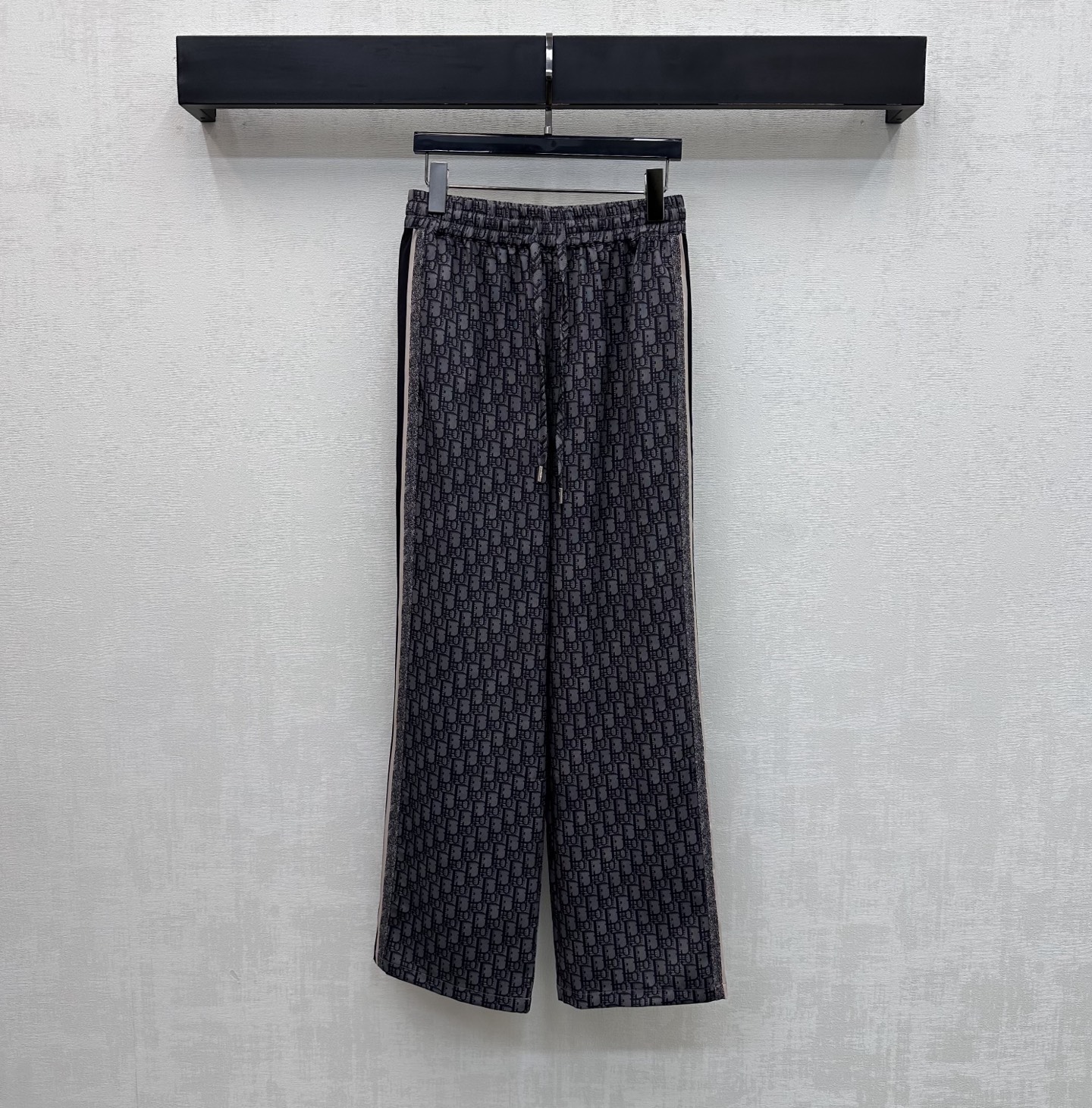 NO:753205,Dio*2026 new arrivals, printed drawstring trousers, custom made of YB imported cotton material, crisp and stylish, printed with iconic letters all over the body, echoing the logo webbing embellishment on the outside of the trouser legs, highlighting the brand tone, adjustable elastic design with waist drawstring, adding layering to the look, enriching the visual effect, development of fabric accessories, high-waisted straight trousers cut, stylish and stylish, high version 2 colors,, dior,19860909Dio*2026新品上架印花抽绳长裤定制YB进口棉纶材质 挺括有型 通体满铺标志性字母印花元素 呼应裤腿外侧徽标织带点缀 彰显品牌调性 配合腰头抽绳调节松紧设计 增添造型层次感 丰富视觉效果 面辅料开发 高腰直筒长裤版型剪裁 穿搭出彩时髦 高版本2色,,dior,,Women's clothing