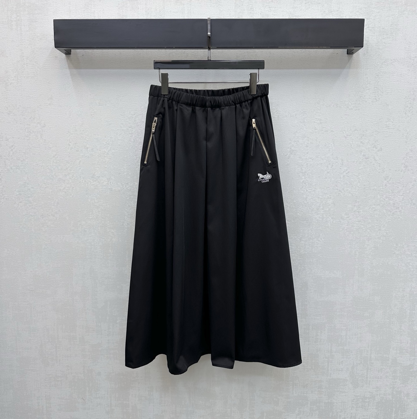 NO:757262,Celin*2026 new arrivals Logo Pleated Skirt Customized YB imported cotton material. The texture is shiny and draped. The symmetrical leather label zipper pocket design is used to add layering to the look. The iconic embroidered horse-drawn carriage logo decoration is embellished on the waist and crotch sides to highlight the brand tone. It is neatly cut with pleated skirt design. It is simple, high-end and durable, showing a casual style. Development of surface accessories. Elastic pleated skirt cut. Casual matching and fashionable style.  High version 2 colors,,celine,skirts,19860909Celin*2026新品上架徽标压褶半裙定制YB进口棉纶材质 质感光泽垂顺有型 沿用对称皮标拉链口袋设计 增添造型层次感 腰胯侧点缀标志性刺绣马车徽标装饰 彰显品牌调性 配合压褶裙摆利落裁剪设计 简约高级耐看呈现随性穿搭风格 面辅料开发 松紧压褶半裙剪裁 随意搭配穿搭时髦洋气  高版本2色,,celine,skirts,,Women's clothing