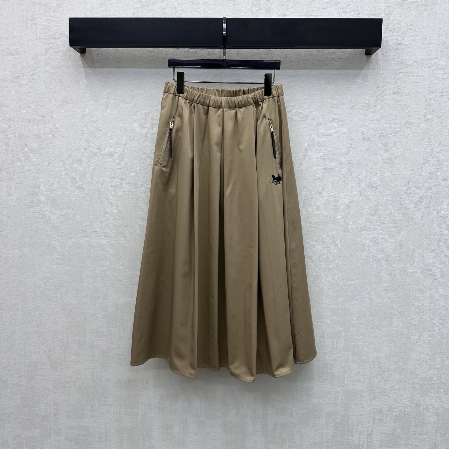 NO:757256,Celin*2026 new arrivals Logo Pleated Skirt Customized YB imported cotton material. The texture is shiny and draped. The symmetrical leather label zipper pocket design is used to add layering to the look. The iconic embroidered horse-drawn carriage logo decoration is embellished on the waist and crotch sides to highlight the brand tone. It is neatly cut with pleated skirt design. It is simple, high-end and durable, showing a casual style. Development of surface accessories. Elastic pleated skirt cut. Casual matching and fashionable style.  High version 2 colors,,celine,skirts,19860909Celin*2026新品上架徽标压褶半裙定制YB进口棉纶材质 质感光泽垂顺有型 沿用对称皮标拉链口袋设计 增添造型层次感 腰胯侧点缀标志性刺绣马车徽标装饰 彰显品牌调性 配合压褶裙摆利落裁剪设计 简约高级耐看呈现随性穿搭风格 面辅料开发 松紧压褶半裙剪裁 随意搭配穿搭时髦洋气  高版本2色,,celine,skirts,,Women's clothing