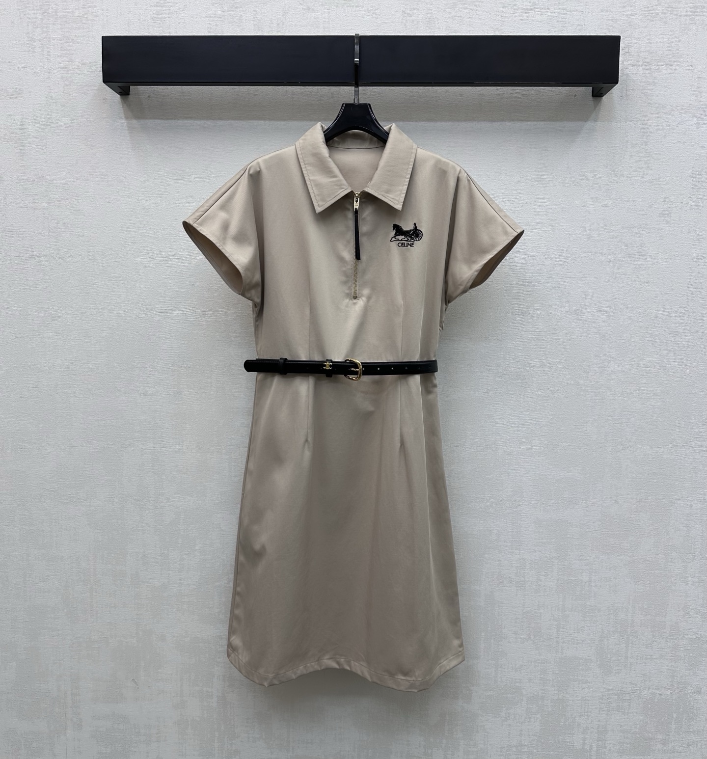 NO:757269,Celin*2026 New Arrival Logo Belt Dress Customized YB Imported Cotton Material Texture Glossy and Slim and Stylish Use the half-open engraved leather label zipper to adjust the leather belt waist design to add layering to the look The iconic embroidered carriage logo on the chest complements the metal small label on the waist to highlight the brand's tone Combined with the neat tailoring design of the straight skirt, it is simple, high-end and durable to present a casual style. Development of surface accessories Lapel short-sleeved dress tailoring Fashionable style  High version 2 colors,,celine,skirts,T-shirt,19860909Celin*2026新品上架徽标腰带连衣裙定制YB进口棉纶材质 质感光泽垂顺有型 沿用半开刻印皮标拉链调节皮革腰带收腰设计 增添造型层次感 胸口标志性刺绣马车徽标与腰间金属小标相得益彰 彰显品牌调性 配合直筒裙摆利落裁剪设计 简约高级耐看呈现随性穿搭风格 面辅料开发 翻领短袖连衣裙剪裁 穿搭时髦洋气  高版本2色,,celine,skirts,T-shirt,,Women's clothing