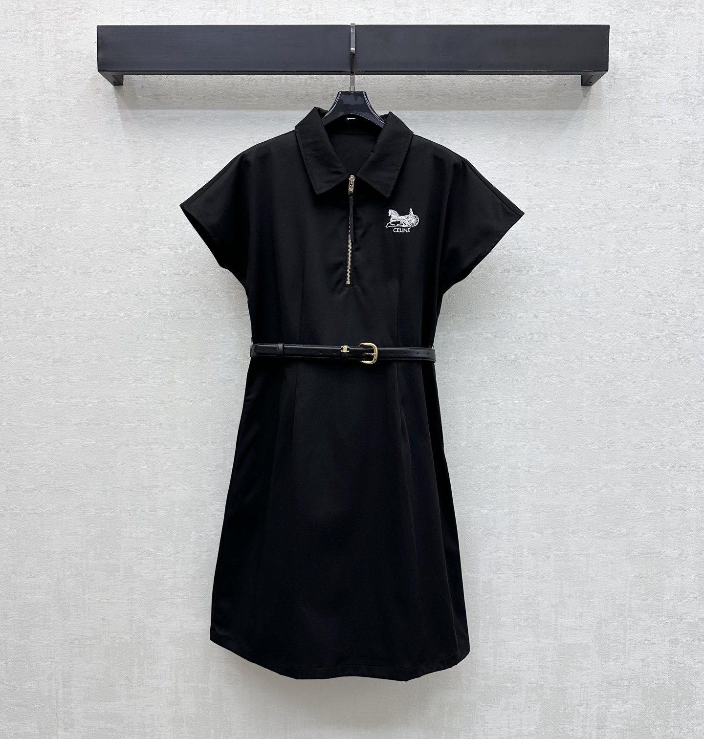 NO:757275,Celin*2026 New Arrival Logo Belt Dress Customized YB Imported Cotton Material Texture Glossy and Slim and Stylish Use the half-open engraved leather label zipper to adjust the leather belt waist design to add layering to the look The iconic embroidered carriage logo on the chest complements the metal small label on the waist to highlight the brand's tone Combined with the neat tailoring design of the straight skirt, it is simple, high-end and durable to present a casual style. Development of surface accessories Lapel short-sleeved dress tailoring Fashionable style  High version 2 colors,,celine,skirts,T-shirt,19860909Celin*2026新品上架徽标腰带连衣裙定制YB进口棉纶材质 质感光泽垂顺有型 沿用半开刻印皮标拉链调节皮革腰带收腰设计 增添造型层次感 胸口标志性刺绣马车徽标与腰间金属小标相得益彰 彰显品牌调性 配合直筒裙摆利落裁剪设计 简约高级耐看呈现随性穿搭风格 面辅料开发 翻领短袖连衣裙剪裁 穿搭时髦洋气  高版本2色,,celine,skirts,T-shirt,,Women's clothing