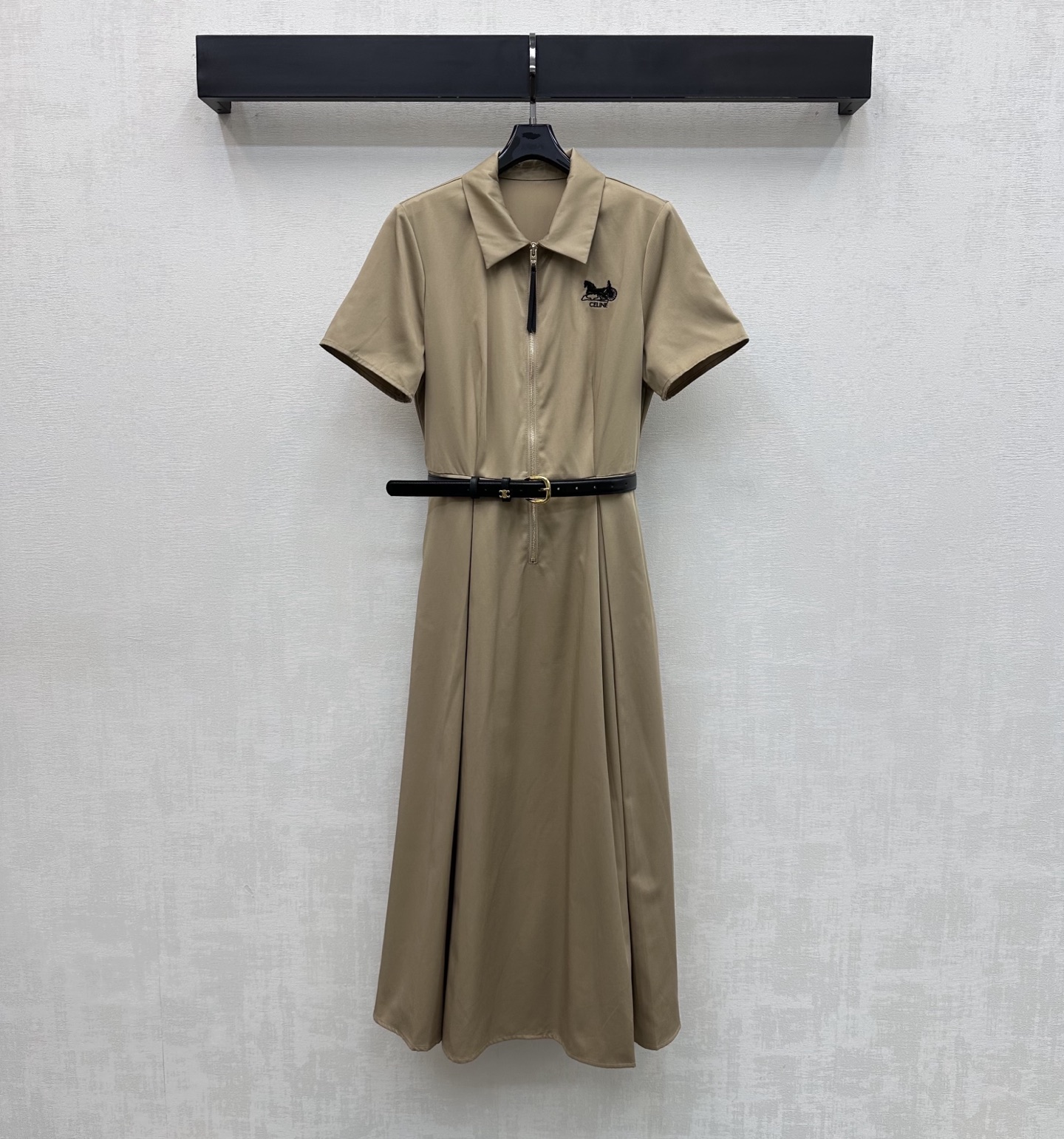 NO:757244,Celin*2026 new arrivals Logo Belt Dress Customized YB imported cotton material. Texture is shiny and draped. The leather belt waist design is adjusted with a half-open engraved leather label zipper to add layering to the look. The iconic embroidered horse-drawn carriage logo on the chest complements the metal small label on the waist to highlight the brand's tone. Combined with the neatly cut design of the pleated skirt, it is simple, high-end and durable, showing a casual style. Development of surface accessories. Lapel short-sleeved dress tailoring. Fashionable outfit.  High version 2 colors,,celine,skirts,T-shirt,19860909Celin*2026新品上架徽标腰带连衣裙定制YB进口棉纶材质 质感光泽垂顺有型 沿用半开刻印皮标拉链调节皮革腰带收腰设计 增添造型层次感 胸口标志性刺绣马车徽标与腰间金属小标相得益彰 彰显品牌调性 配合压褶裙摆利落裁剪设计 简约高级耐看呈现随性穿搭风格 面辅料开发 翻领短袖连衣裙剪裁 穿搭时髦洋气  高版本2色,,celine,skirts,T-shirt,,Women's clothing