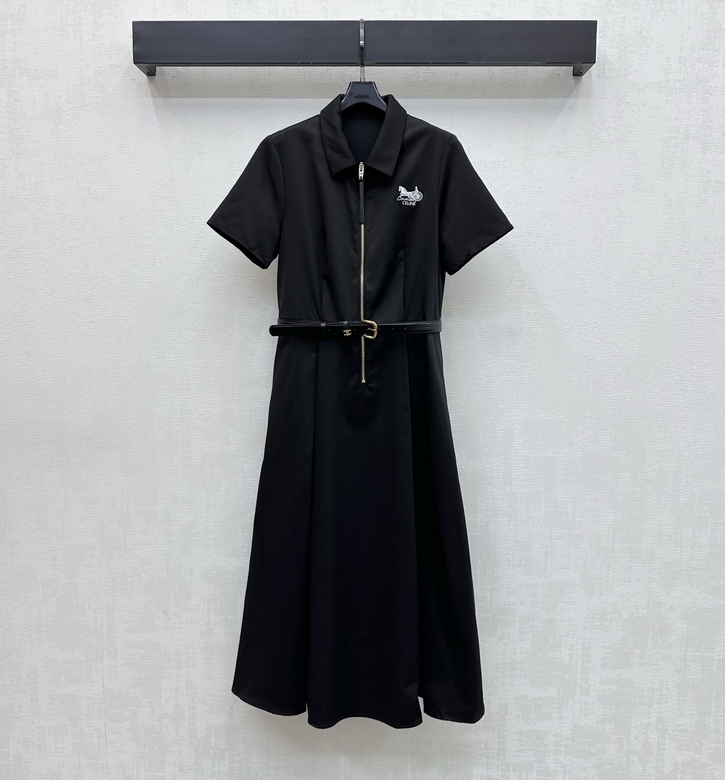 NO:757250,Celin*2026 new arrivals Logo Belt Dress Customized YB imported cotton material. Texture is shiny and draped. The leather belt waist design is adjusted with a half-open engraved leather label zipper to add layering to the look. The iconic embroidered horse-drawn carriage logo on the chest complements the metal small label on the waist to highlight the brand's tone. Combined with the neatly cut design of the pleated skirt, it is simple, high-end and durable, showing a casual style. Development of surface accessories. Lapel short-sleeved dress tailoring. Fashionable outfit.  High version 2 colors,,celine,skirts,T-shirt,19860909Celin*2026新品上架徽标腰带连衣裙定制YB进口棉纶材质 质感光泽垂顺有型 沿用半开刻印皮标拉链调节皮革腰带收腰设计 增添造型层次感 胸口标志性刺绣马车徽标与腰间金属小标相得益彰 彰显品牌调性 配合压褶裙摆利落裁剪设计 简约高级耐看呈现随性穿搭风格 面辅料开发 翻领短袖连衣裙剪裁 穿搭时髦洋气  高版本2色,,celine,skirts,T-shirt,,Women's clothing