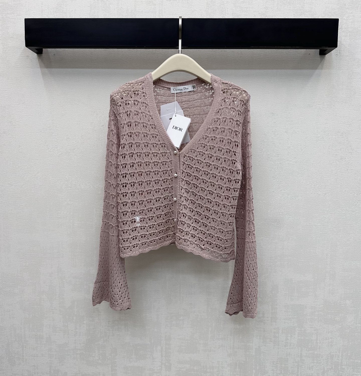 NO:757328,Dio*2026 new products are on the shelves. Embroidered hollow knitted cardigan is made of custom YB imported cotton thread. It has a high-grade texture and is easy to wear. The whole body is designed with embroidered hollow texture. It is matched with bell cuffs to add layering to the look. Pearl buttons on the placket are easy to put on and take off. Iconic embroidered bee letter logo is embellished on the waist. Surface accessories are developed. V-neck cardigan cut. Simple and advanced daily commuting wear. High version, dior,19860909Dio*2026新品上架绣花镂空针织开衫定制YB进口棉线材质 质感高级 穿搭松弛 通体沿用绣花镂空肌理设计 配合喇叭袖口处理 增添造型层次感 开襟珍珠纽扣调节方便穿脱 腰侧点缀标志性刺绣蜜蜂字母徽标 面辅料开发 V 领开衫版型剪裁 日常通勤穿搭简约高级 高版本,,dior,,Women's clothing