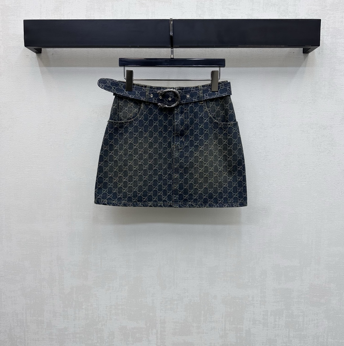 NO:757306,Gucc*2026 new products are on the shelves. Jacquard belt denim skirt is made of YB imported jacquard denim material. It is stiff, comfortable and stylish. Enzyme washing process presents a retro color feeling. The whole body is covered with old money feeling and is full of double G letter jacquard logo elements to highlight the brand tone. The waist three-dimensional contour line cutting design is used with the metal buckle belt of this fabric to effectively narrow and outline the curve. It echoes the symmetrical pocket details and adds a sense of layering to the shape. The straight version is more slim and tolerant. Development of surface accessories  High-waisted buttoned short skirt, can be paired with shirts and jackets from the same series, making the outfit more stylish and stylish. Series development, high version, gucci, skirts, jackets & coats,19860909Gucc*2026新品上架提花腰带牛仔短裙定制YB进口提花牛仔材质 挺括舒适有型 酵素水洗工艺 呈现复古擦色感 通体满铺老钱感满满双G字母提花徽标元素 彰显品牌调性 腰身立体轮廓线裁剪设计 配合本布金属扣腰带有效收窄勾勒曲线 呼应对称口袋细节 增添造型层次感 直筒版型更为显瘦包容 面辅料开发 高腰系扣短裙剪裁 可搭配同系列衬衣外套 成套穿搭更加出彩时髦 系列开发  高版本,,gucci,skirts,jackets & coats,,Women's clothing