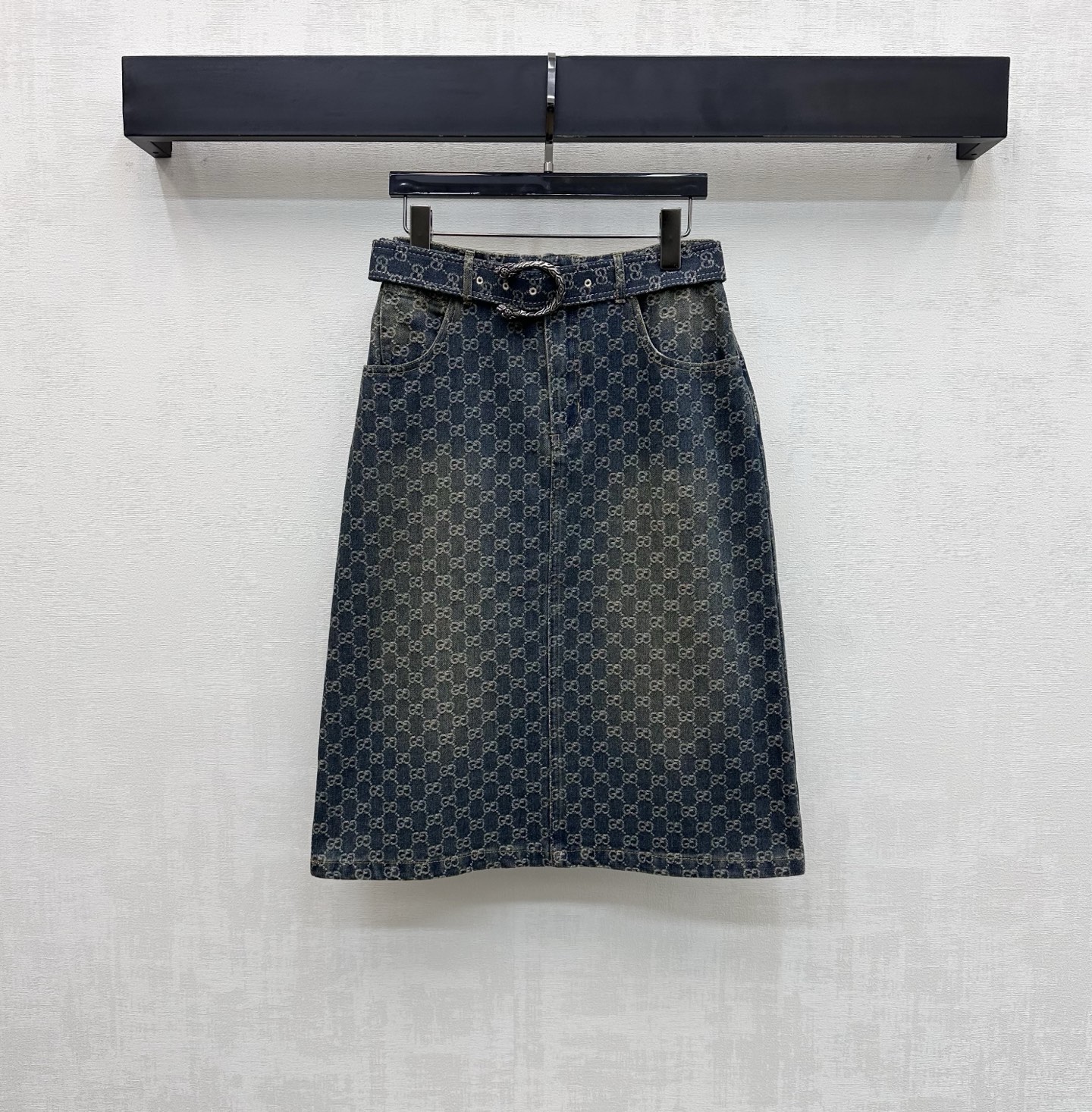 NO:757319,Gucc*2026 new products are on the shelves. Jacquard belt denim skirt is made of YB imported jacquard denim material. It is stiff, comfortable and stylish. Enzyme washing process presents a retro color feeling. The whole body is covered with old money feeling and is full of double G letter jacquard logo elements to highlight the brand tone. The waist three-dimensional contour line cutting design is used with the metal buckle belt of this fabric to effectively narrow and outline the curve. It echoes the symmetrical pocket details to add a sense of layering to the shape. The straight version is more slim and tolerant. Development of surface accessories  High-waist buttoned skirt cut, can be paired with shirts and jackets from the same series, making the outfit more stylish and stylish. Series development, high version, gucci, skirts, jackets & coats,19860909Gucc*2026新品上架提花腰带牛仔半裙定制YB进口提花牛仔材质 挺括舒适有型 酵素水洗工艺 呈现复古擦色感 通体满铺老钱感满满双G字母提花徽标元素 彰显品牌调性 腰身立体轮廓线裁剪设计 配合本布金属扣腰带有效收窄勾勒曲线 呼应对称口袋细节 增添造型层次感 直筒版型更为显瘦包容 面辅料开发 高腰系扣半裙剪裁 可搭配同系列衬衣外套 成套穿搭更加出彩时髦 系列开发  高版本,,gucci,skirts,jackets & coats,,Women's clothing