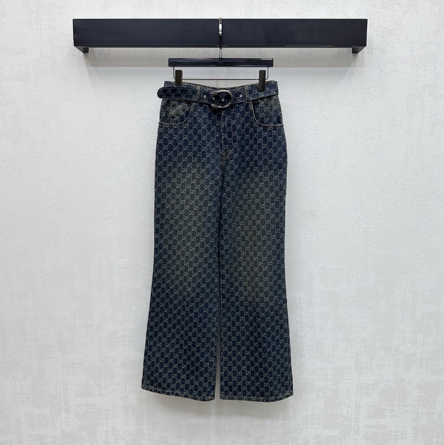 NO:757332,Gucc*2026 new arrival jacquard belt denim trousers customized YB imported jacquard denim material. Stiff, comfortable and stylish. Enzyme washing process presents a retro color feeling. The whole body is covered with old money feeling and is full of double G letter jacquard logo elements to highlight the brand tone. The waist three-dimensional contour line cutting design works with the metal buckle belt of this fabric to effectively narrow and outline the curve. It echoes the symmetrical pocket details to add a sense of layering to the shape. The straight version is more slim and tolerant. Development of surface accessories  High-waisted buttoned trousers can be paired with shirts and jackets from the same series. The complete set is more stylish and stylish. Series development, high version, gucci, jackets & coats,19860909Gucc*2026新品上架提花腰带牛仔长裤定制YB进口提花牛仔材质 挺括舒适有型 酵素水洗工艺 呈现复古擦色感 通体满铺老钱感满满双G字母提花徽标元素 彰显品牌调性 腰身立体轮廓线裁剪设计 配合本布金属扣腰带有效收窄勾勒曲线 呼应对称口袋细节 增添造型层次感 直筒版型更为显瘦包容 面辅料开发 高腰系扣长裤剪裁 可搭配同系列衬衣外套 成套穿搭更加出彩时髦 系列开发  高版本,,gucci,jackets & coats,,Women's clothing