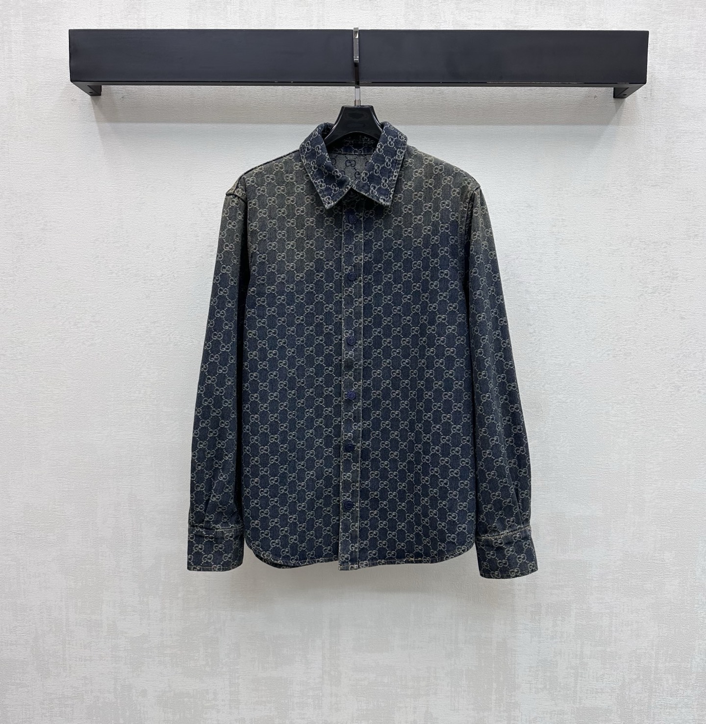 NO:757354,Gucc*2026 New Arrival Jacquard Denim Shirt Customized YB imported jacquard denim material. Stiff, comfortable and stylish. Enzyme washing process presents a retro color feeling. The whole body is covered with old money feeling and is full of double G letter jacquard logo elements. It highlights the brand tone. The silhouette cutting design is more slim and inclusive. It is adjusted with the placket button to add a sense of layering. Development of surface accessories. Lapel long-sleeved shirt tailoring. Can be paired with skirts and trousers of the same series.  The complete set of outfits is more colorful and fashionable. Series development, high version, gucci, skirts, shirts,19860909Gucc*2026新品上架提花牛仔衬衣定制YB进口提花牛仔材质 挺括舒适有型 酵素水洗工艺 呈现复古擦色感 通体满铺老钱感满满双G字母提花徽标元素 彰显品牌调性 廓形版型裁剪设计更为显瘦包容 配合开襟按扣调节处理 增添造型层次感 面辅料开发 翻领长袖衬衫剪裁 可搭配同系列裙裤装 成套穿搭更加出彩时髦 系列开发  高版本,,gucci,skirts,shirts,,Women's clothing