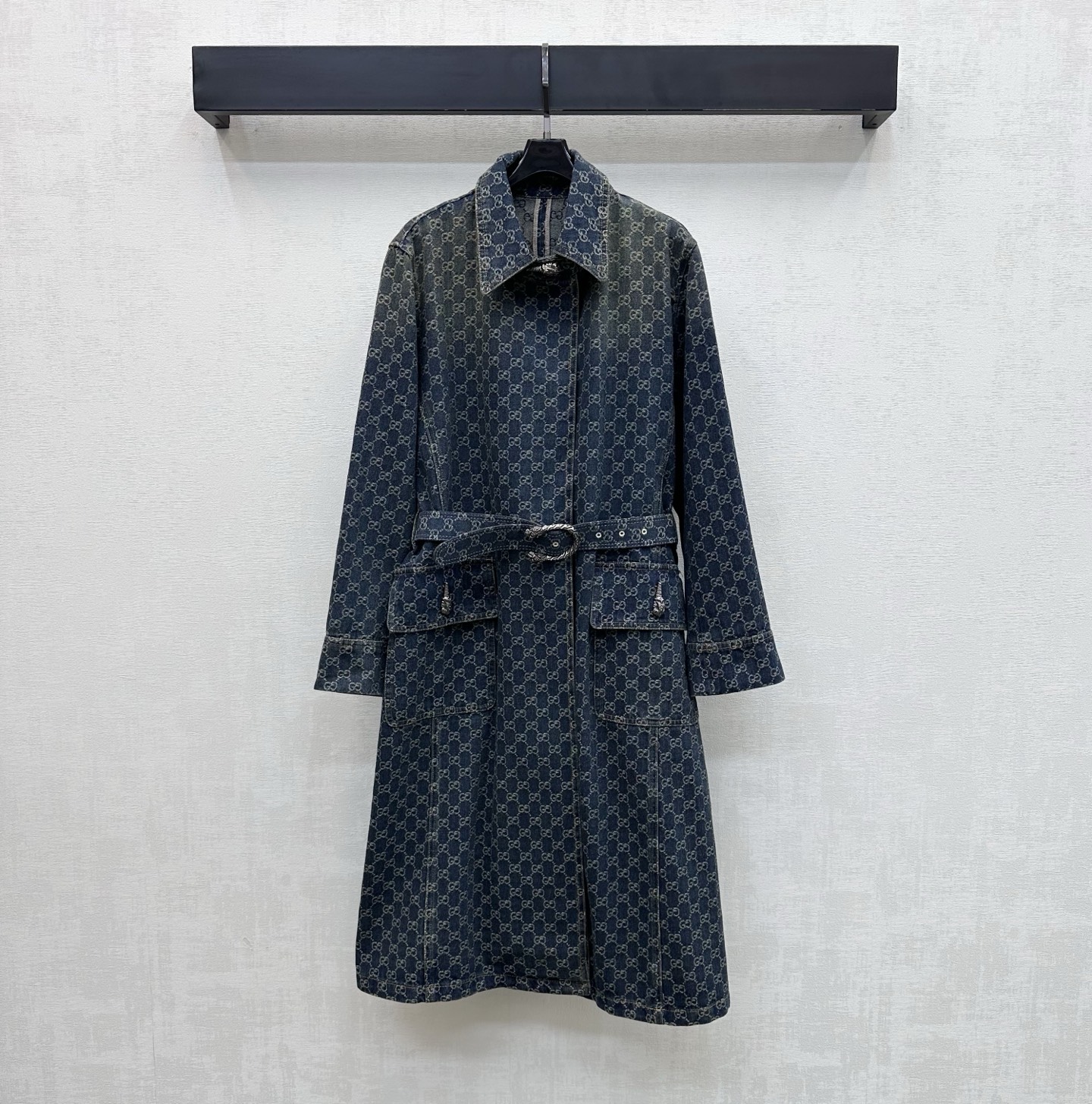 NO:757368,Gucc*2026 new products are on the shelves. Jacquard belt denim windbreaker jacket is made of YB imported jacquard denim material. It is stiff, comfortable and stylish. Enzyme washing process presents a retro color feeling. The whole body is covered with old money feeling and is full of double G letter jacquard logo elements. It highlights the brand tone. The waist three-dimensional contour line cutting design is used with the metal buckle belt of this fabric to effectively narrow and outline the curve. It echoes the symmetrical flap pocket details to add a sense of layering to the shape. The long waisted version is more slim and tolerant. Development of surface accessories  Lapel trench coat tailoring makes the outfit more stylish and stylish. Series development, high version, gucci, jackets & coats,19860909Gucc*2026新品上架提花腰带牛仔风衣外套定制YB进口提花牛仔材质 挺括舒适有型 酵素水洗工艺 呈现复古擦色感 通体满铺老钱感满满双G字母提花徽标元素 彰显品牌调性 腰身立体轮廓线裁剪设计 配合本布金属扣腰带有效收窄勾勒曲线 呼应对称翻盖口袋细节 增添造型层次感 长款收腰版型更为显瘦包容 面辅料开发 翻领风衣外套剪裁 穿搭更加出彩时髦 系列开发  高版本,,gucci,jackets & coats,,Women's clothing