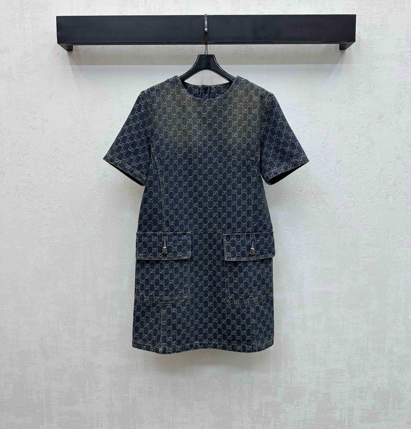 NO:757376,Gucc*2026 new arrival jacquard belt denim dress customized YB imported jacquard denim material. Stiff, comfortable and stylish. Enzyme washing process presents a retro color feeling. The whole body is covered with old money feeling and is full of double G letter jacquard logo elements to highlight the brand tone. Three-dimensional contour line cutting design of chest and waist. It is used with the metal buckle belt of this fabric to effectively narrow and outline the curve. It echoes the symmetrical pocket details and adds a sense of layering to the shape. The conventional straight version is more slim and tolerant. Development of surface accessories  The round neck short-sleeved dress is cut to make the outfit more colorful and fashionable. Series development, high version, gucci, skirts, T-shirt,19860909Gucc*2026新品上架提花腰带牛仔连衣裙定制YB进口提花牛仔材质 挺括舒适有型 酵素水洗工艺 呈现复古擦色感 通体满铺老钱感满满双G字母提花徽标元素 彰显品牌调性 胸腰身立体轮廓线裁剪设计 配合本布金属扣腰带有效收窄勾勒曲线 呼应对称口袋细节 增添造型层次感 常规直筒版型更为显瘦包容 面辅料开发 圆领短袖连衣裙剪裁 穿搭更加出彩时髦 系列开发  高版本,,gucci,skirts,T-shirt,,Women's clothing