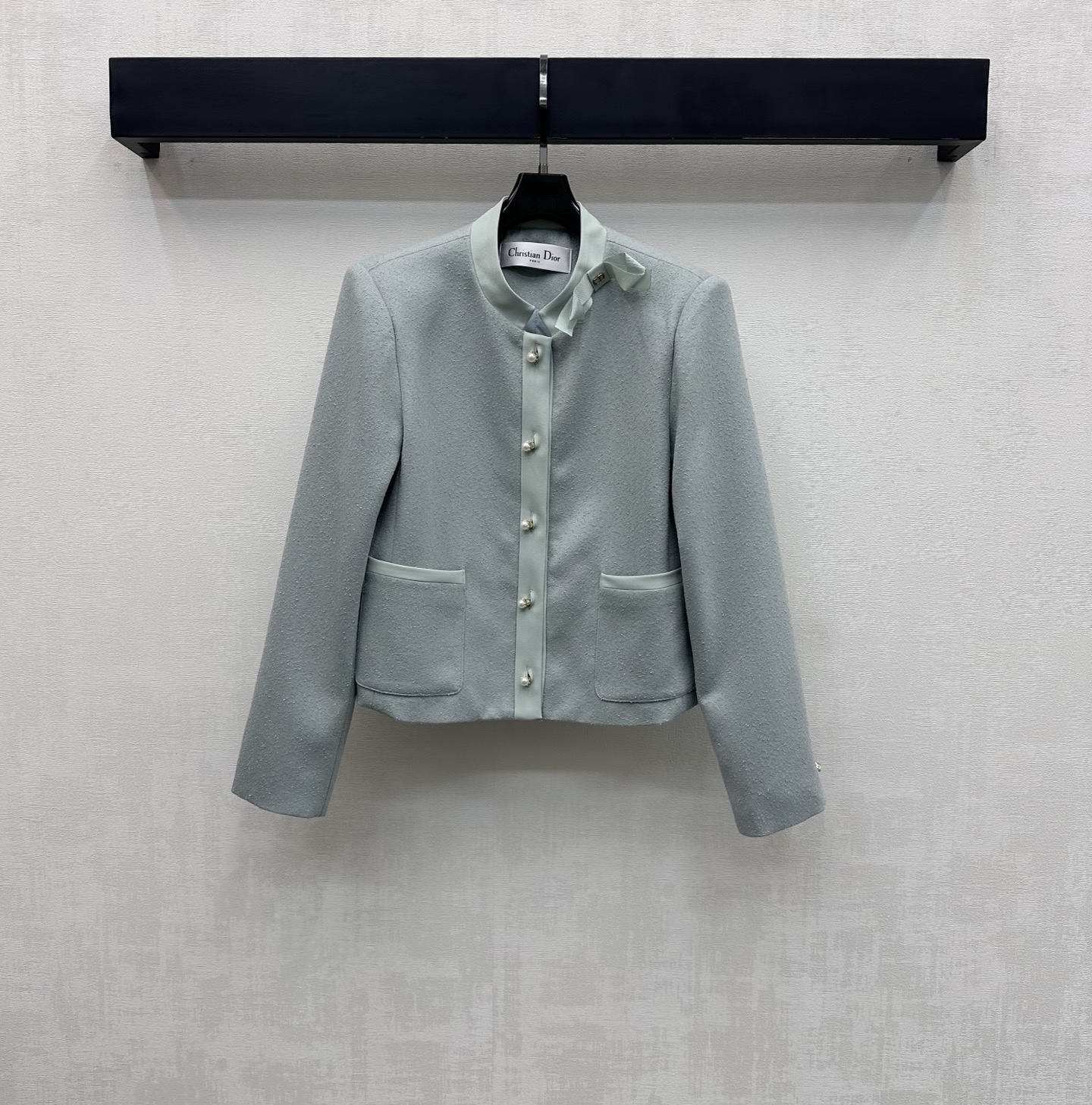 NO:757303,Dio*2026 New Arrival Bow Logo Dress Jacket Customized YB Imported Wool Wool Material High-grade Texture Full of Good Looks The whole body is made of grain texture to create a ladylike atmosphere. Combined with the stitching design on the edges of the pockets on the neckline to add layering to the look. The bow on the collar is embellished with a CD metal logo echoing the pearl button adjustment decoration to highlight the brand's tone. Development of surface accessories. Short dress jacket tailoring. The perfect interpretation of the elegant sense of wealth. The best choice for formal occasions.  High version,,dior,jackets & coats,19860909Dio*2026新品上架蝴蝶结徽标洋装外套定制YB进口羊毛呢材质 质感高级 品相十足 通体利用颗粒纹路名媛氛围立显 配合领口前襟口袋边缘捆边拼接设计 增添造型层次感 领边蝴蝶结点缀CD金属徽标呼应珍珠纽扣调节装饰 彰显品牌调性 面辅料开发 短款洋装外套剪裁 穿搭完美演绎优雅千金感 出席正式场合的不二之选 高版本,,dior,jackets & coats,,Women's clothing