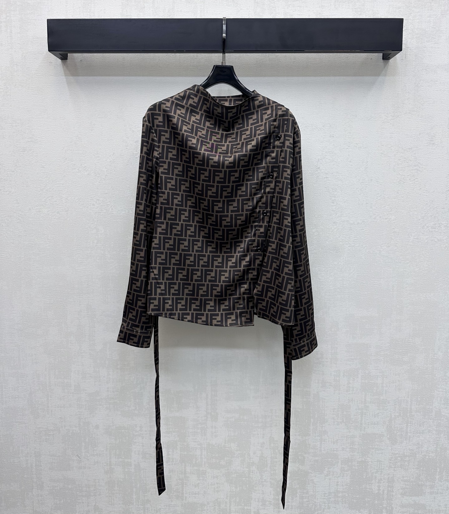 NO:757289,Fend*2026 new arrivals, slanted lapel waist shirt, custom-made YB imported twill silk material, fine and silky luster, adjustable with slanted button button and fixed waist design of this fabric, adding layering to the look, iconic double F printing elements printed all over the body, highlighting the brand tone, belted long-sleeved shirt tailoring, a shirt that can be used for daily commuting and vacation, easy to wear, giving a high-end western style, high version, fendi, shirts,19860909Fend*2026新品上架斜襟收腰衬衣定制YB进口斜纹绸材质 光泽细腻丝滑 沿用斜襟纽扣调节配合本布固定系带收腰设计 增添造型层次感 通体满印标志性双F印花元素 彰显品牌调性 腰带长袖衬衣剪裁 日常通勤度假都可驾驭的衬衫 轻松穿搭出高级洋气感 高版本,,fendi,shirts,,Women's clothing