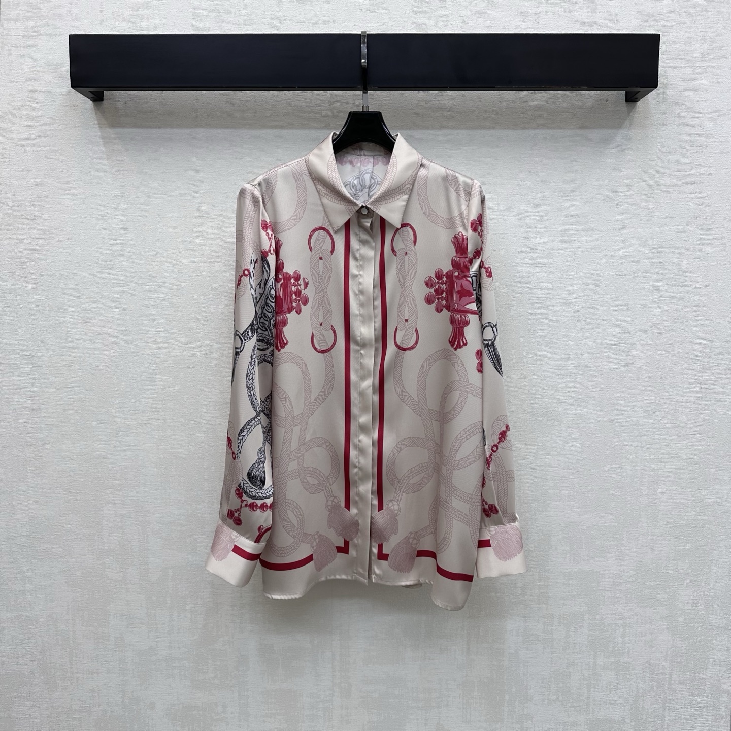 NO:757403,Herme*2026 new products are on the shelves. Silk printed long-sleeved shirts are made of 100% imported YB mulberry silk. The texture is comfortable, draped and breathable. The whole body is printed with artistic lines, which instantly brightens the overall visual effect and highlights the brand tone. The front placket is designed with hidden buttons to adjust the placket, adding layering to the look. Surface accessories development. Lapel long-sleeved shirt tailoring. Can be paired with trousers of the same series. Easily wear it for daily outings or vacations, creating an elegant and relaxed atmosphere.  High version 2 colors-,,hermes,shirts,real silk,19860909Herme*2026新品上架真丝印花长袖衬衫定制YB进口百分百桑蚕丝材质 质感舒适 垂顺透气 通体采用艺术感线条印花图案 瞬间点亮整体丰富视觉效果 彰显品牌调性 前襟沿用隐藏式纽扣调节开襟设计 增添造型层次感 面辅料开发 翻领长袖衬衣剪裁 可搭配同系列长裤 日常出街还是度假成套穿搭轻松穿出优雅松弛氛围感  高版本2色-,,hermes,shirts,real silk,,Women's clothing