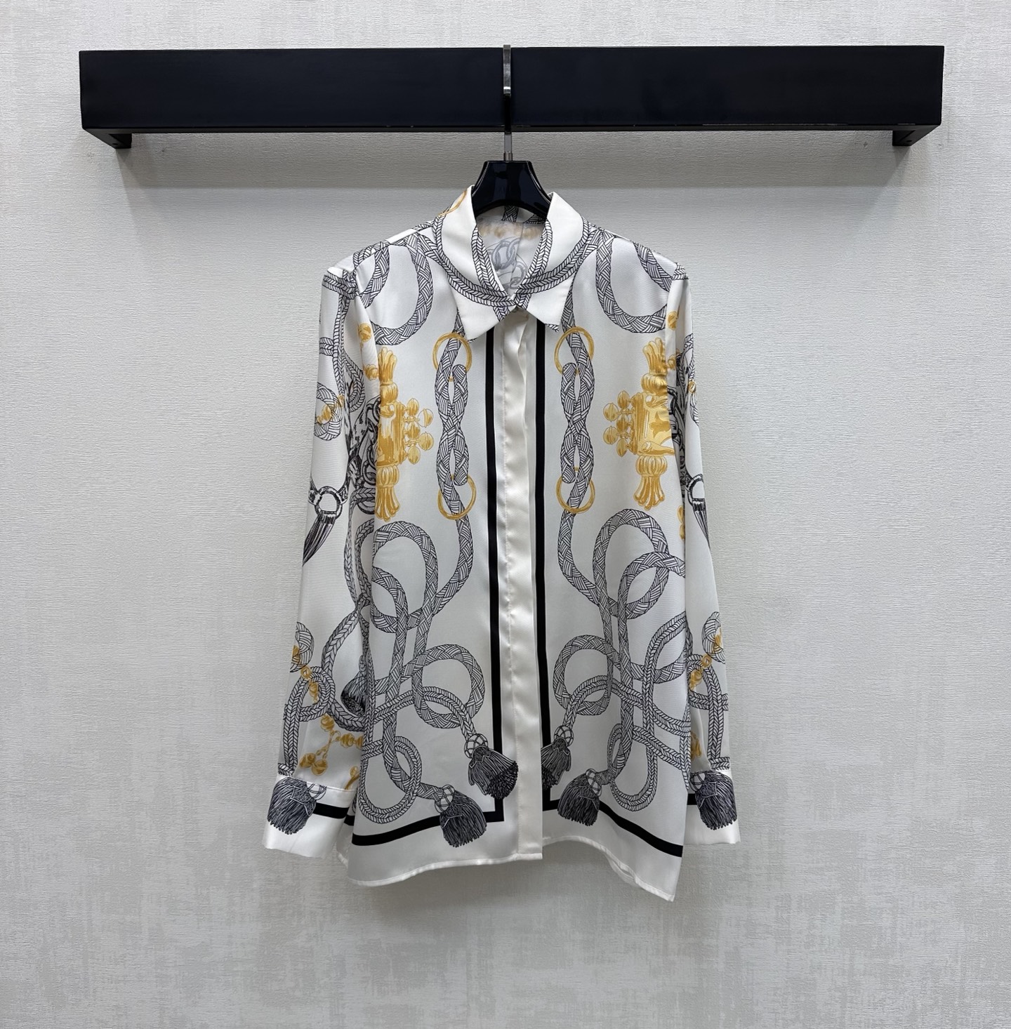 NO:757378,Herme*2026 new products are on the shelves. Silk printed long-sleeved shirts are made of 100% imported YB mulberry silk. The texture is comfortable, draped and breathable. The whole body is printed with artistic lines, which instantly brightens the overall visual effect and highlights the brand tone. The front placket is designed with hidden buttons to adjust the placket, adding layering to the look. Surface accessories development. Lapel long-sleeved shirt tailoring. Can be paired with trousers of the same series. Easily wear it for daily outings or vacations, creating an elegant and relaxed atmosphere.  High version 2 colors-,,hermes,shirts,real silk,19860909Herme*2026新品上架真丝印花长袖衬衫定制YB进口百分百桑蚕丝材质 质感舒适 垂顺透气 通体采用艺术感线条印花图案 瞬间点亮整体丰富视觉效果 彰显品牌调性 前襟沿用隐藏式纽扣调节开襟设计 增添造型层次感 面辅料开发 翻领长袖衬衣剪裁 可搭配同系列长裤 日常出街还是度假成套穿搭轻松穿出优雅松弛氛围感  高版本2色-,,hermes,shirts,real silk,,Women's clothing