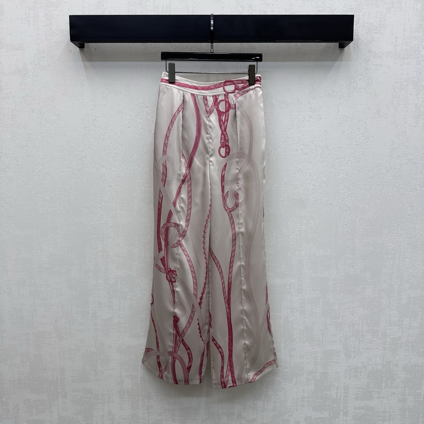 NO:757391,Herme*2026 new arrival silk printed straight trousers, customized YB imported 100% mulberry silk material, comfortable texture, vertical and breathable, artistic line printing pattern throughout, instantly lighting up the overall rich visual effect, highlighting the brand tone, striped contrasting waistband design, webbing adjustment processing, adding layering to the look, surface accessories development, high-waisted straight trousers cut, can be matched with shirts of the same series, easy to wear for daily outings or vacations, to create an elegant and relaxed atmosphere  High version 2 colors-,,hermes,real silk,19860909Herme*2026新品上架真丝印花直筒长裤定制YB进口百分百桑蚕丝材质 质感舒适 垂顺透气 通体采用艺术感线条印花图案 瞬间点亮整体丰富视觉效果 彰显品牌调性 条纹撞色腰头设计织带调节处理 增添造型层次感 面辅料开发 高腰直筒长裤剪裁 可搭配同系列衬衣 日常出街还是度假成套穿搭轻松穿出优雅松弛氛围感  高版本2色-,,hermes,real silk,,Women's clothing