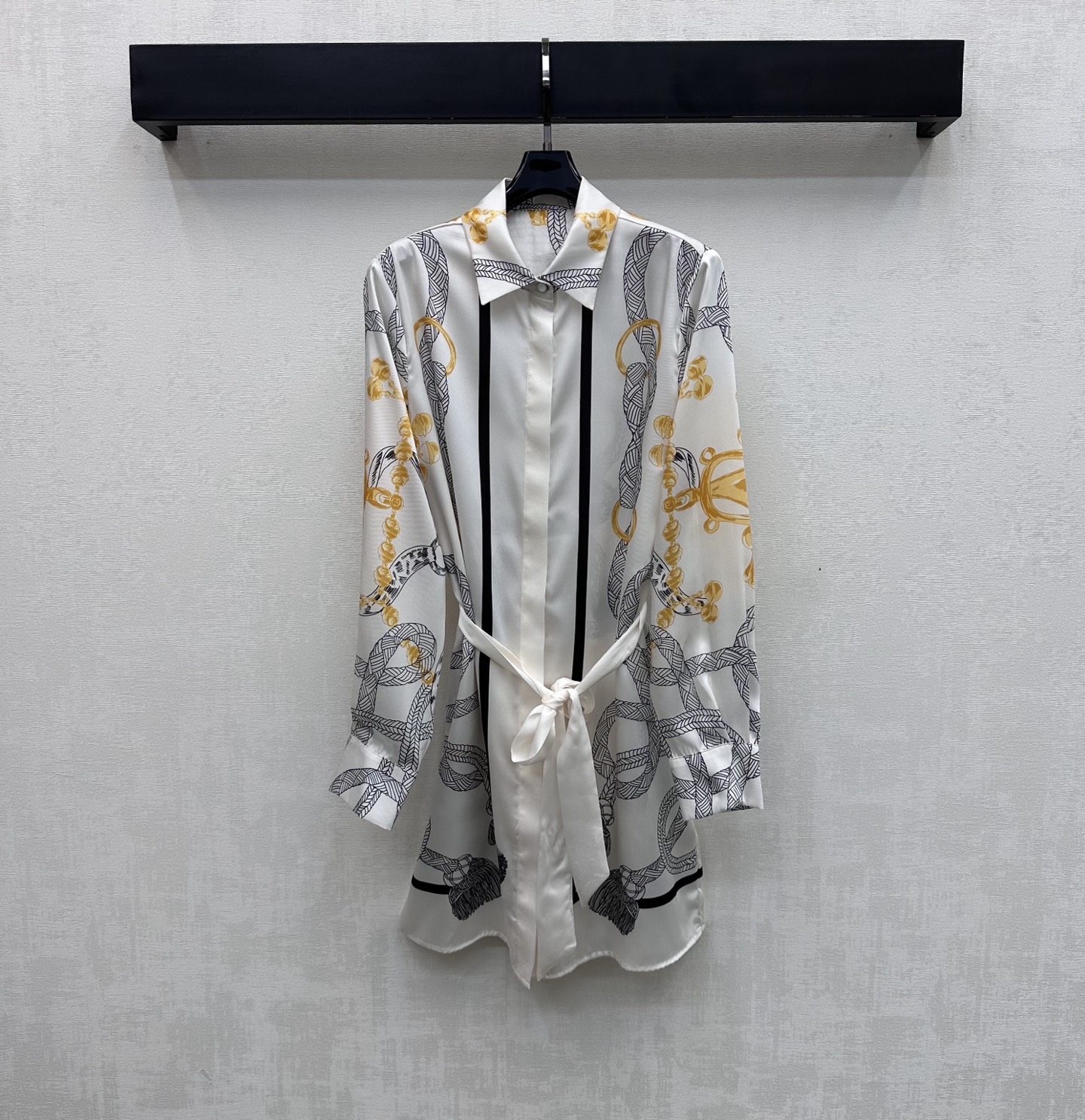 NO:757390,Herme*2026新品上架真丝印花腰带衬衣裙定制YB进口百分百桑蚕丝材质 质感舒适 垂顺透气 通体采用艺术感线条印花 瞬间点亮整体丰富视觉效果 彰显品牌调性 沿用隐藏式开襟纽扣调节配合本布腰带勾勒设计 增添造型层次感 面辅料开发 翻领长袖衬衣裙剪裁 日常出街还是度假轻松穿出优雅松弛氛围感 High version-,,hermes,skirts,real silk,19860909Herme*2026新品上架真丝印花腰带衬衣裙定制YB进口百分百桑蚕丝材质 质感舒适 垂顺透气 通体采用艺术感线条印花 瞬间点亮整体丰富视觉效果 彰显品牌调性 沿用隐藏式开襟纽扣调节配合本布腰带勾勒设计 增添造型层次感 面辅料开发 翻领长袖衬衣裙剪裁 日常出街还是度假轻松穿出优雅松弛氛围感  高版本-,,hermes,skirts,real silk,,Women's clothing