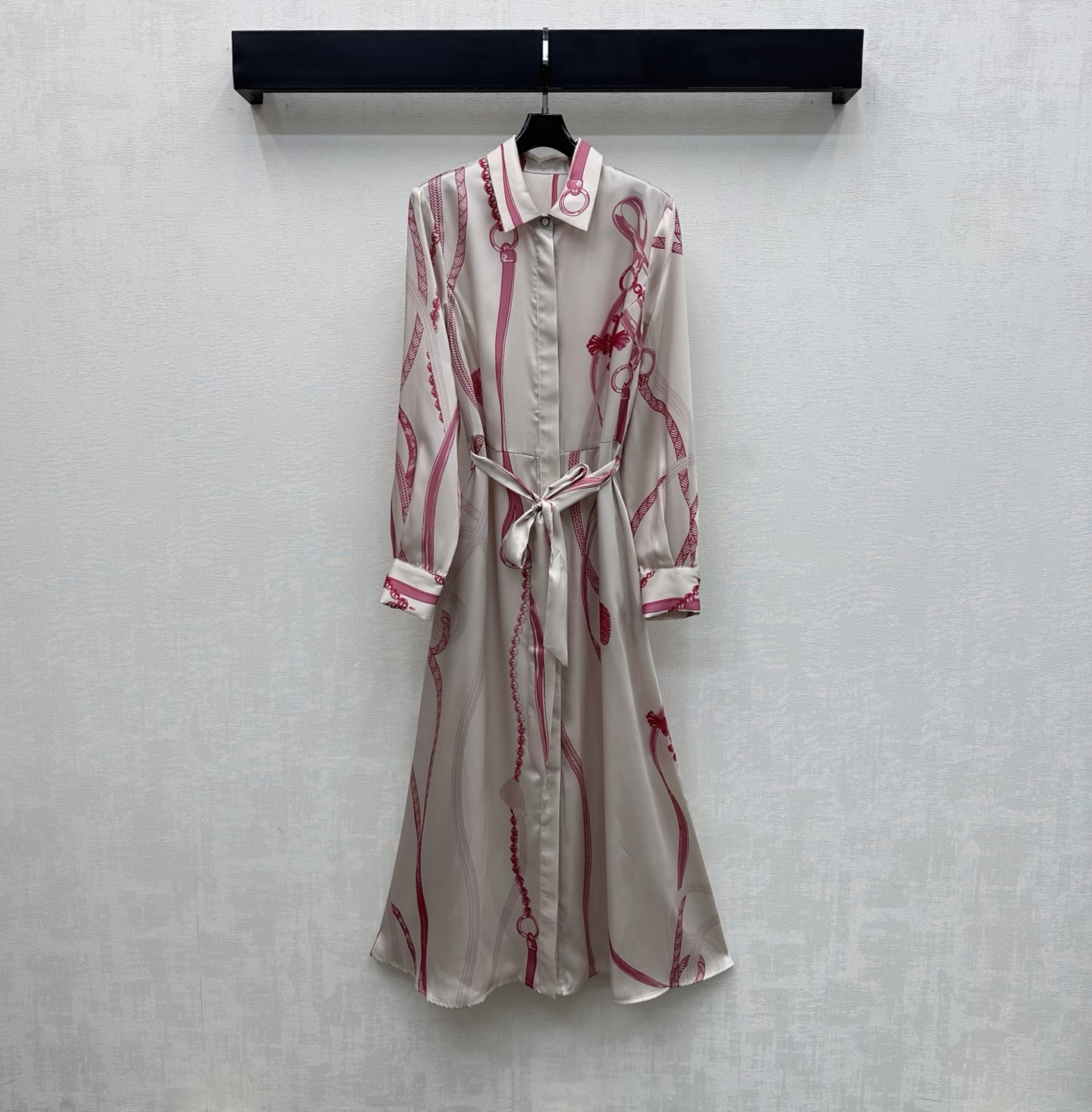 NO:757356,Herme*2026 new products are on the shelves. Silk printed belt dress and long skirt are customized. YB imported 100% mulberry silk material. Comfortable texture. Smooth and breathable. The whole body is printed with artistic lines. It instantly lights up the overall rich visual effect and highlights the brand tone. The hidden placket button adjustment is used to match the original fabric belt outline design to add layering to the look. Development of surface accessories. Lapel long-sleeved shirt and long skirt tailoring. Easily wear it for daily outings or vacations to create an elegant and relaxed atmosphere.  High version-,,hermes,skirts,real silk,19860909Herme*2026新品上架真丝印花腰带连衣长裙定制YB进口百分百桑蚕丝材质 质感舒适 垂顺透气 通体采用艺术感线条印花 瞬间点亮整体丰富视觉效果 彰显品牌调性 沿用隐藏式开襟纽扣调节配合本布腰带勾勒设计 增添造型层次感 面辅料开发 翻领长袖衬衣长裙剪裁 日常出街还是度假轻松穿出优雅松弛氛围感  高版本-,,hermes,skirts,real silk,,Women's clothing