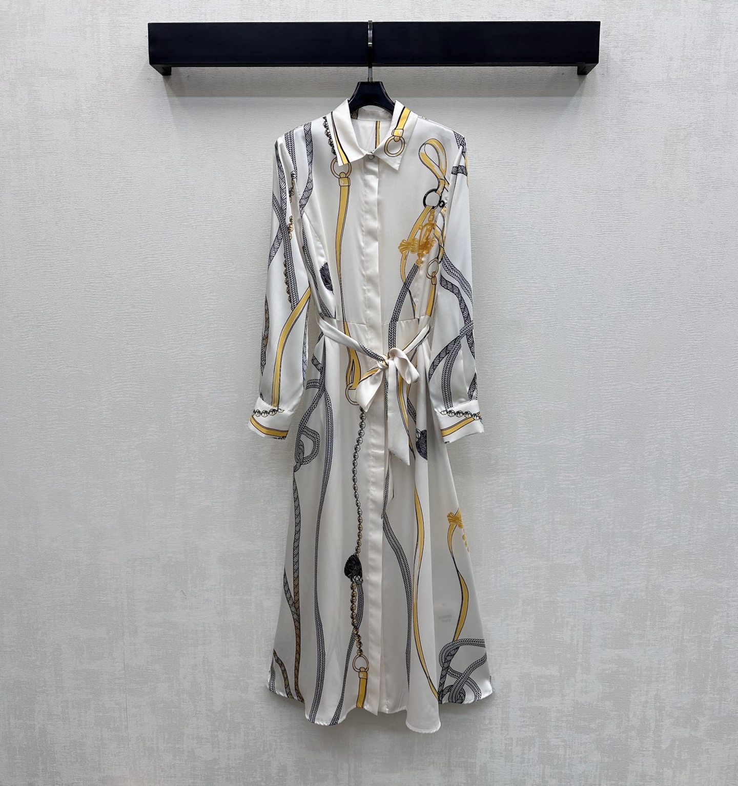 NO:757345,Herme*2026 new products are on the shelves. Silk printed belt dress and long skirt are customized. YB imported 100% mulberry silk material. Comfortable texture. Smooth and breathable. The whole body is printed with artistic lines. It instantly lights up the overall rich visual effect and highlights the brand tone. The hidden placket button adjustment is used to match the original fabric belt outline design to add layering to the look. Development of surface accessories. Lapel long-sleeved shirt and long skirt tailoring. Easily wear it for daily outings or vacations to create an elegant and relaxed atmosphere.  High version-,,hermes,skirts,real silk,19860909Herme*2026新品上架真丝印花腰带连衣长裙定制YB进口百分百桑蚕丝材质 质感舒适 垂顺透气 通体采用艺术感线条印花 瞬间点亮整体丰富视觉效果 彰显品牌调性 沿用隐藏式开襟纽扣调节配合本布腰带勾勒设计 增添造型层次感 面辅料开发 翻领长袖衬衣长裙剪裁 日常出街还是度假轻松穿出优雅松弛氛围感  高版本-,,hermes,skirts,real silk,,Women's clothing