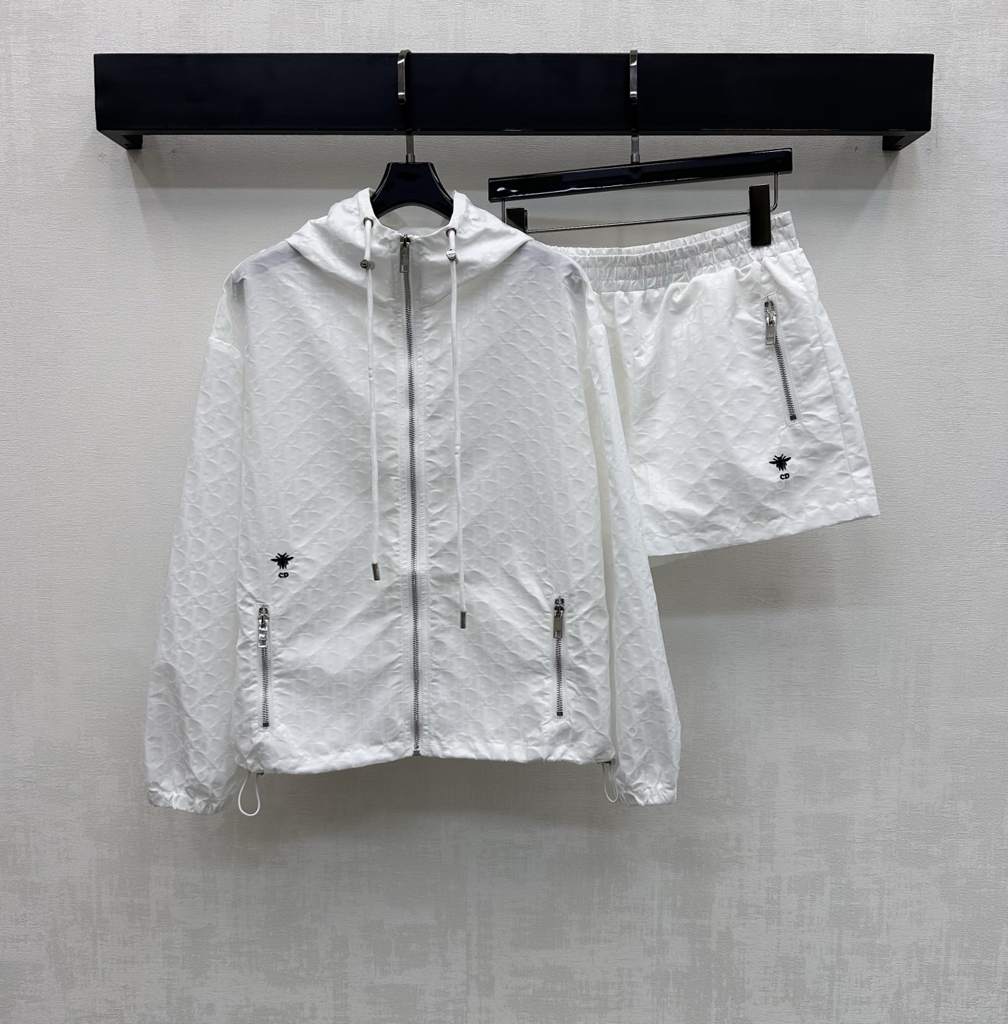 NO:760434,Dio*2026 new products are on the shelves. The assault hooded jacket and shorts suit is made of YB imported jacquard assault material. It is quite wide and stylish. The iconic letter jacquard element throughout the body echoes the CD bee embroidery logo on the waist to highlight the brand tone. The zipper adjustment with drawstring design adds a sense of layering to the look. The development of surface accessories. The details of the hooded zipper jacket are cut with elastic waist and shorts. The details echo up and down. The complete set is sweet and fashionable. High version 2 colors, dior, shorts, jackets  & coats,hats,19860909Dio*2026新品上架冲锋连帽外套短裤套装定制YB进口提花冲锋材质 挺阔有型 通体标志性字母提花元素 呼应腰侧CD蜜蜂刺绣徽标 彰显品牌调性 开襟拉链调节配合抽绳设计 增添造型层次感 面辅料开发 连帽拉链外套松紧腰短裤剪裁 细节上下呼应 成套穿搭甜酷时髦  高版本2色,,dior,shorts,jackets & coats,hats,,Women's clothing